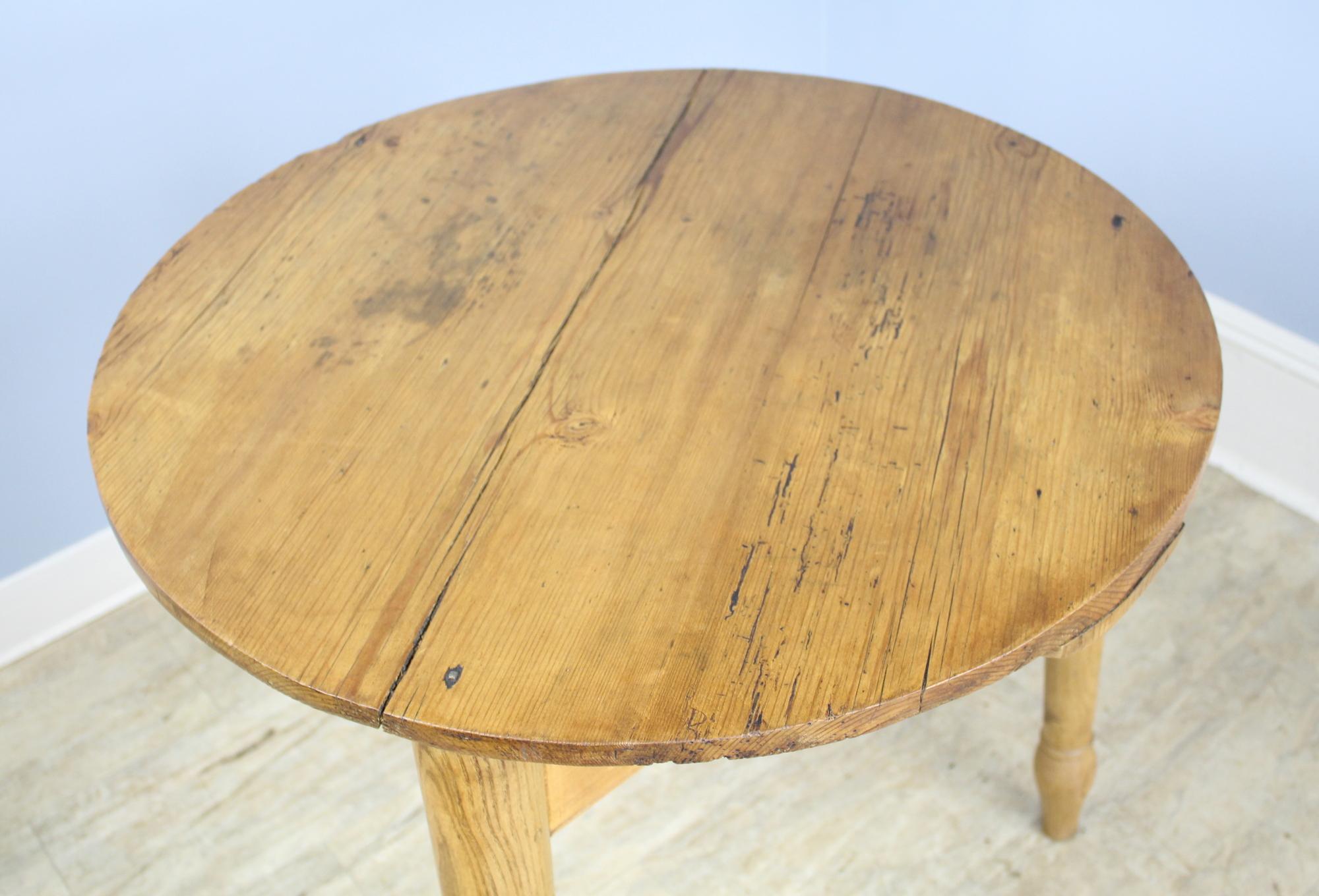 English 19th Century Pine Cricket Table with Turned Legs For Sale
