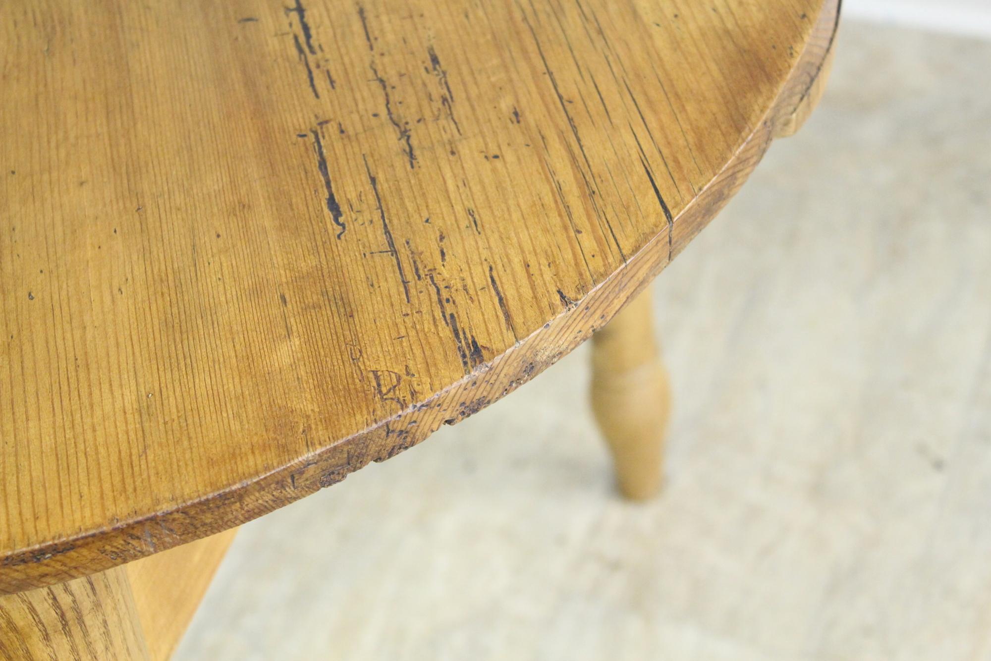 19th Century Pine Cricket Table with Turned Legs In Good Condition For Sale In Port Chester, NY