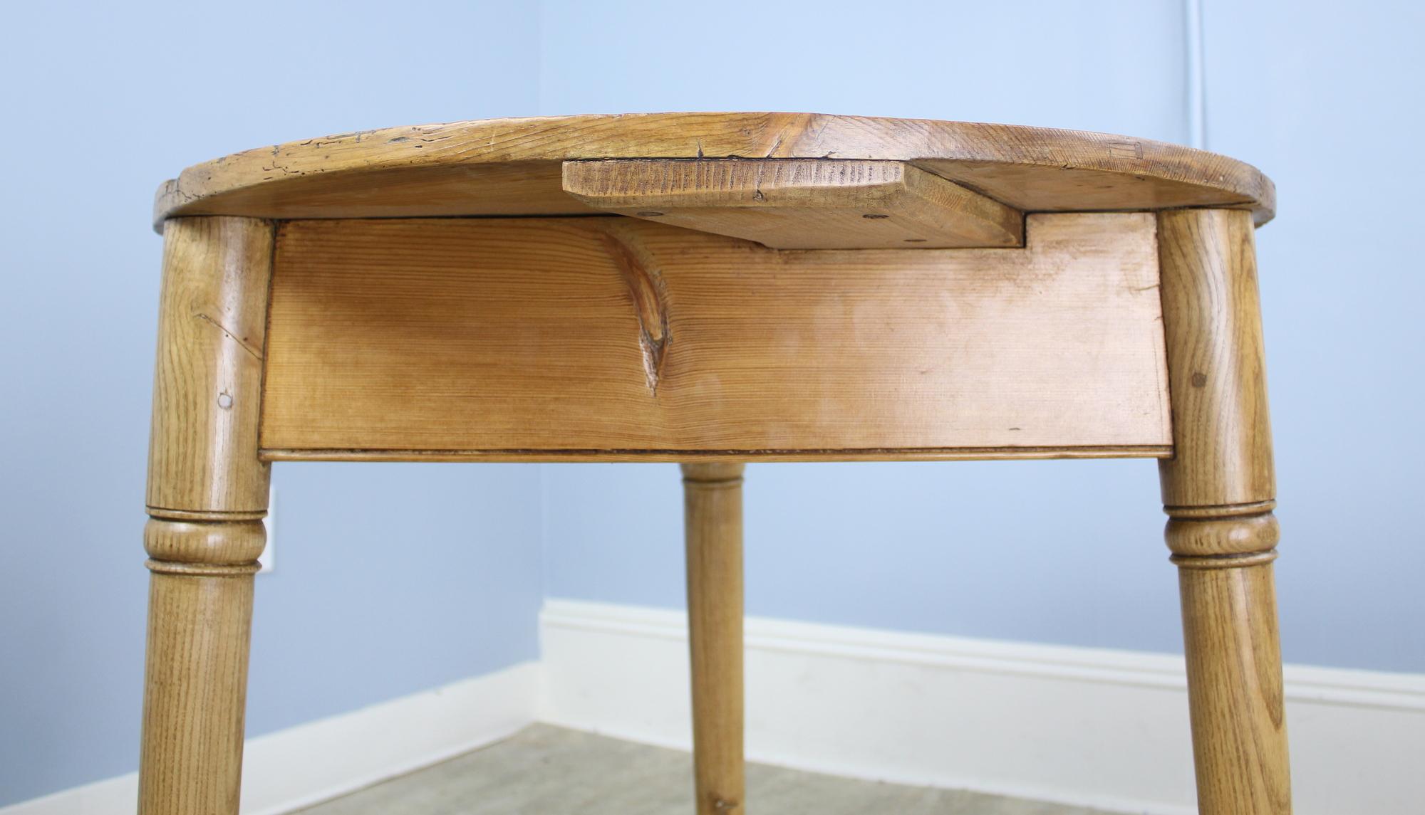 19th Century Pine Cricket Table with Turned Legs For Sale 1