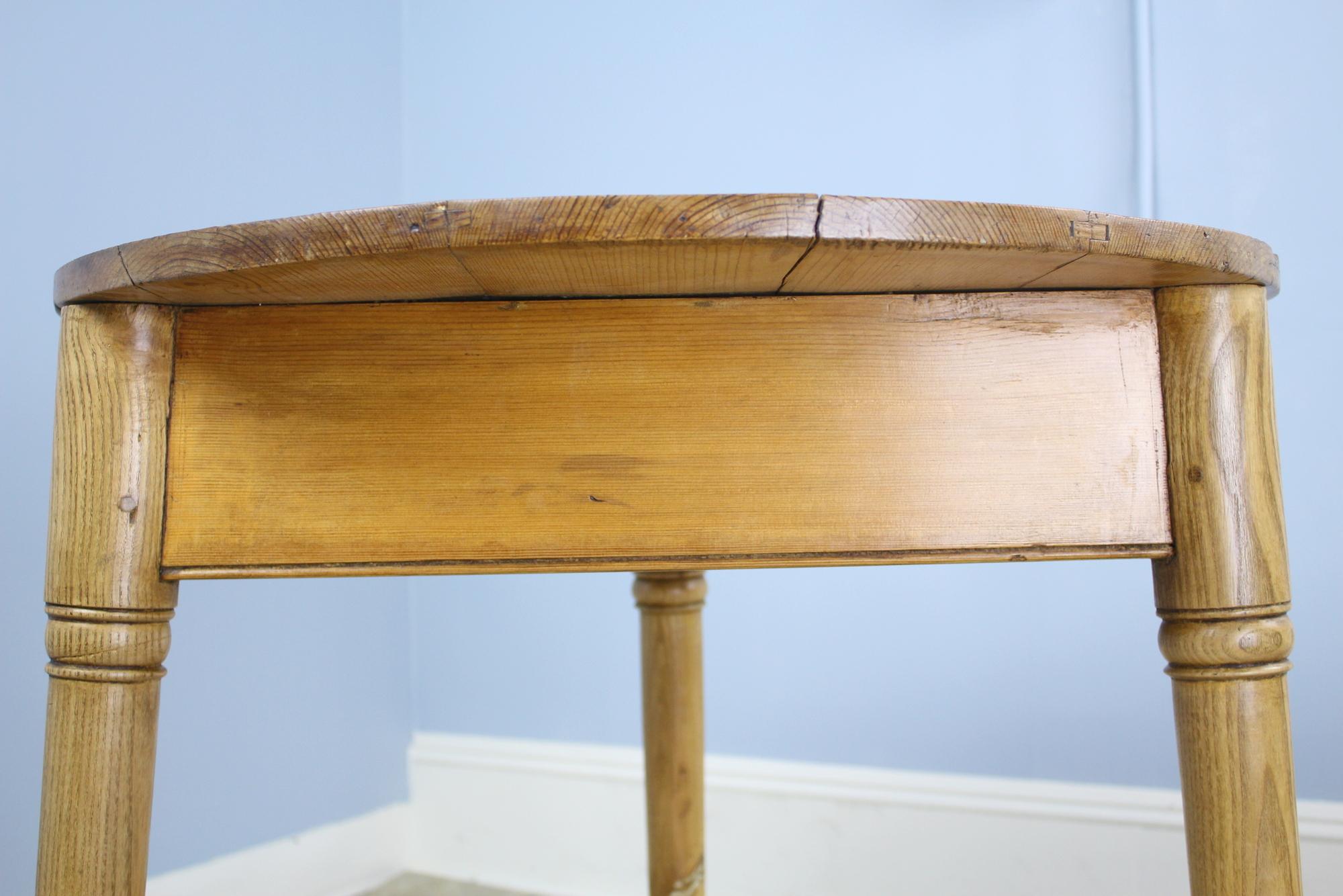 19th Century Pine Cricket Table with Turned Legs For Sale 2