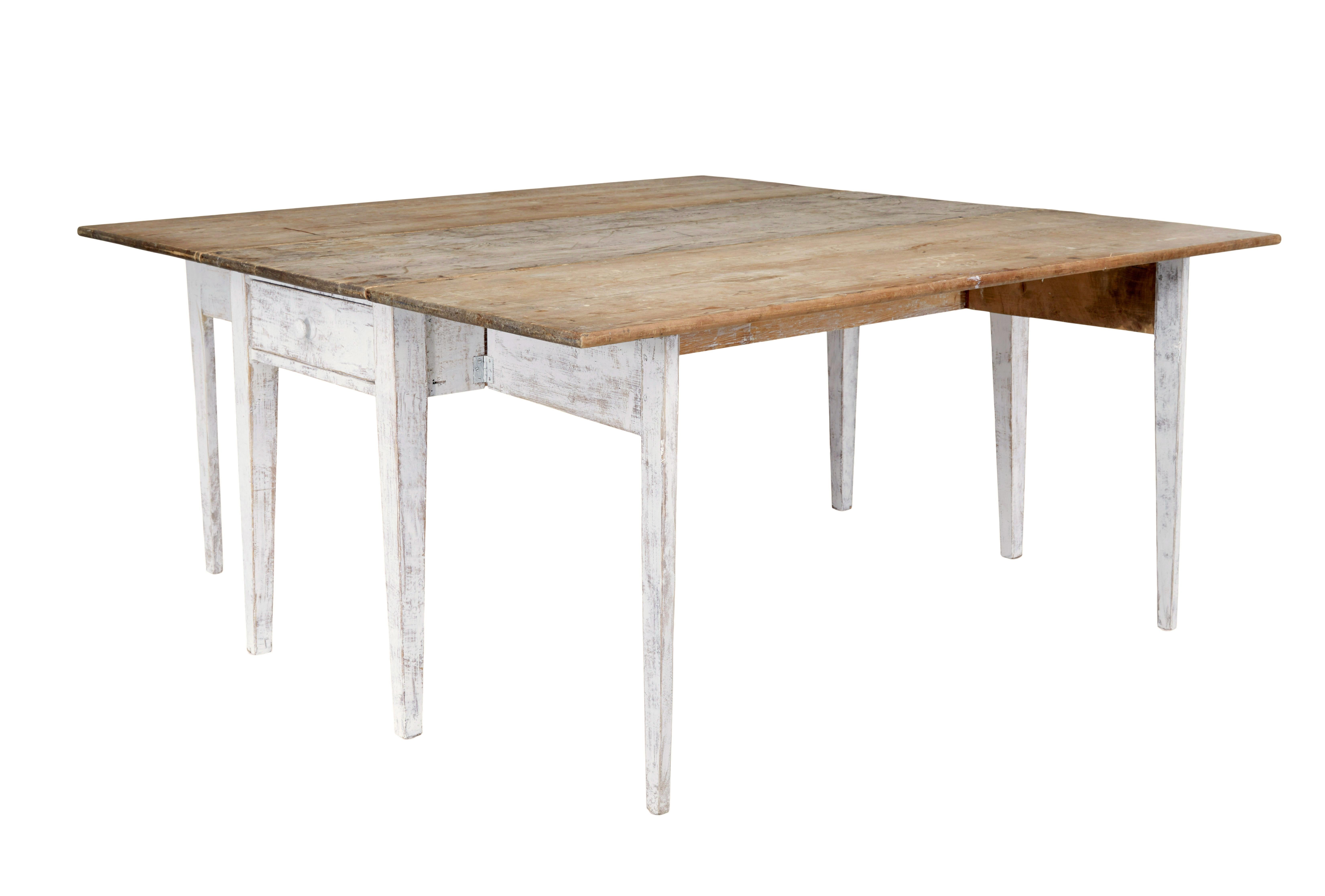 Rustique Table de cuisine en pin du 19e siècle aux grandes proportions en vente