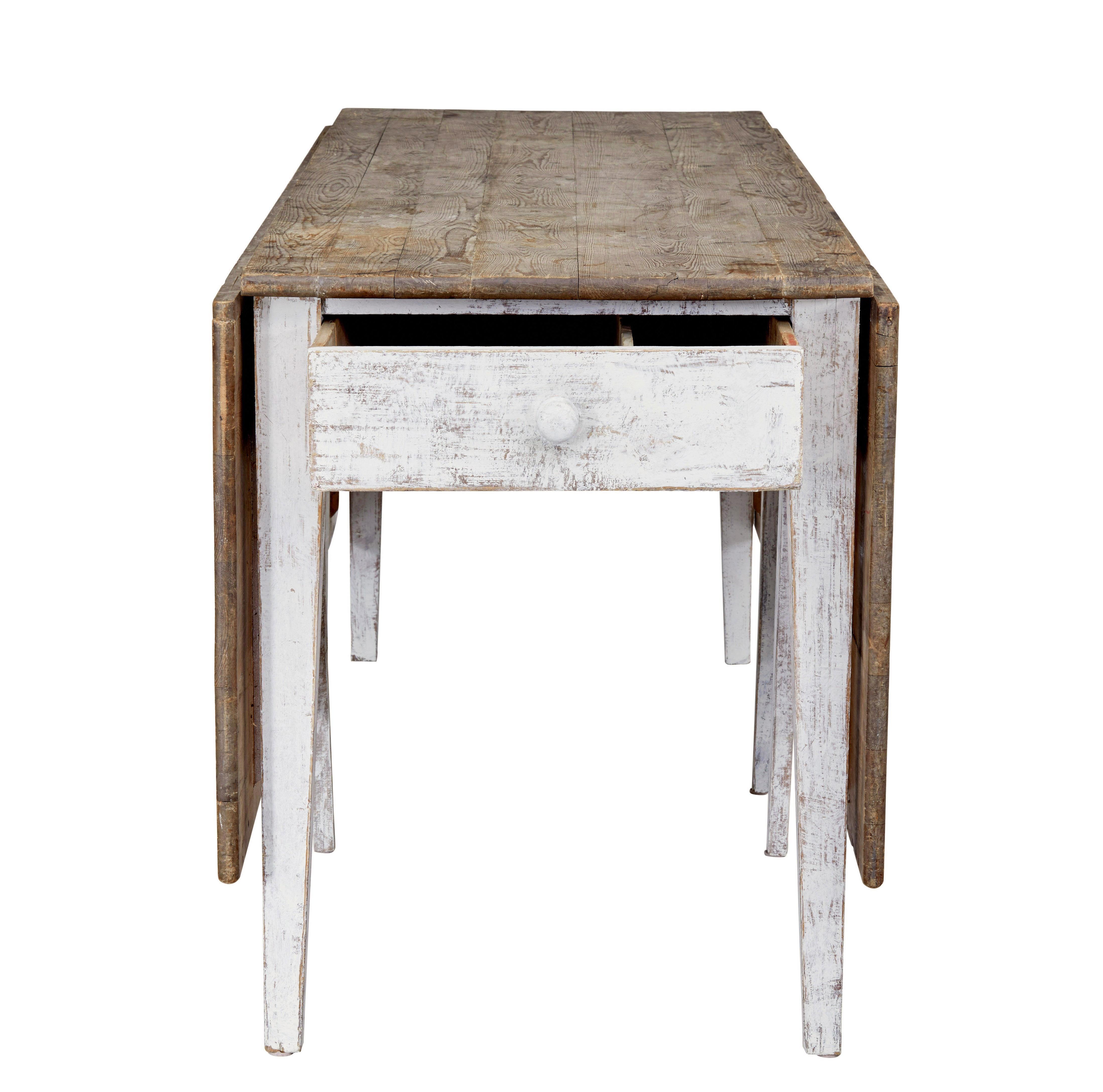 Suédois Table de cuisine en pin du 19e siècle aux grandes proportions en vente