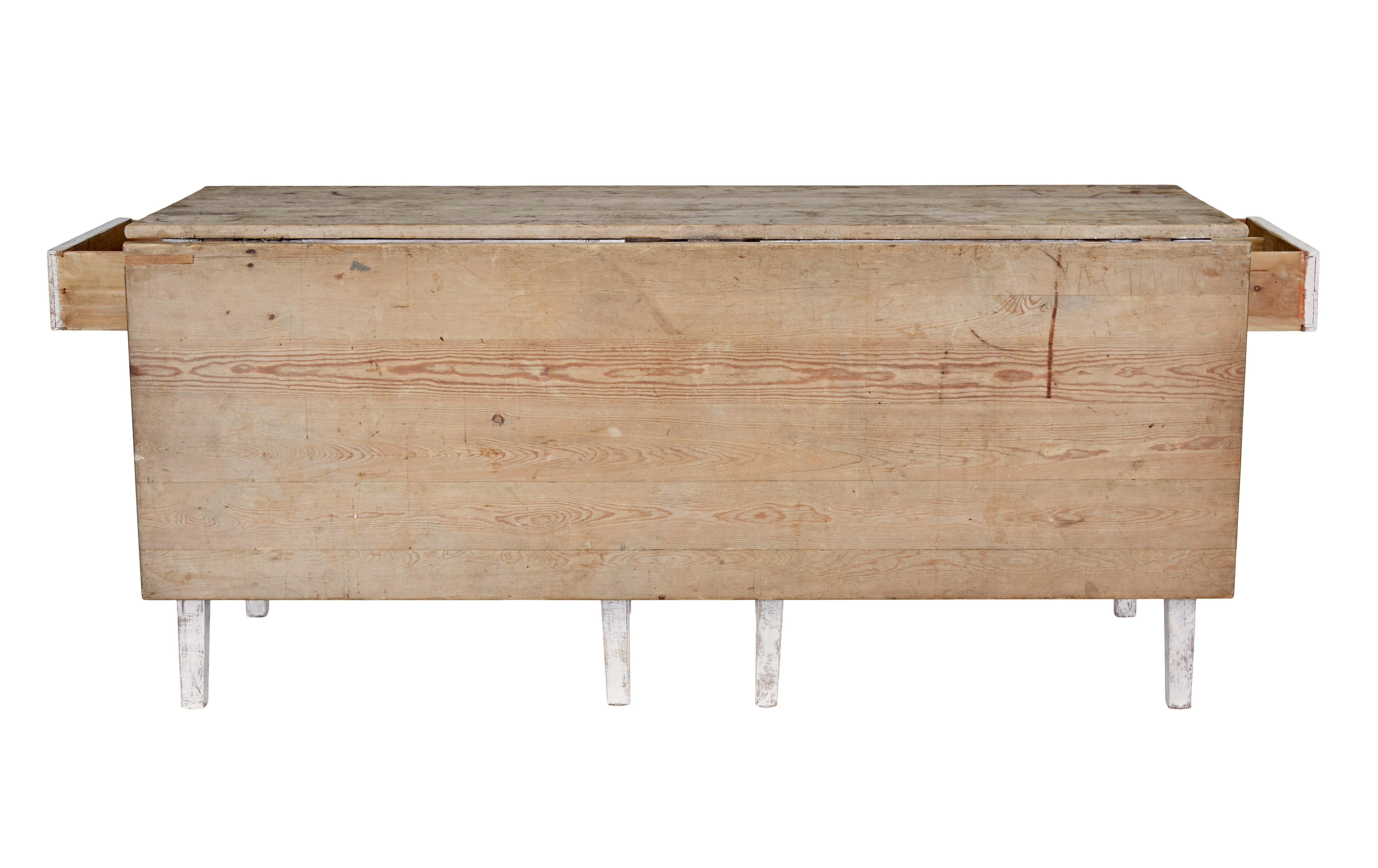 Fait main Table de cuisine à abattant en pin du 19e siècle, de grandes proportions en vente