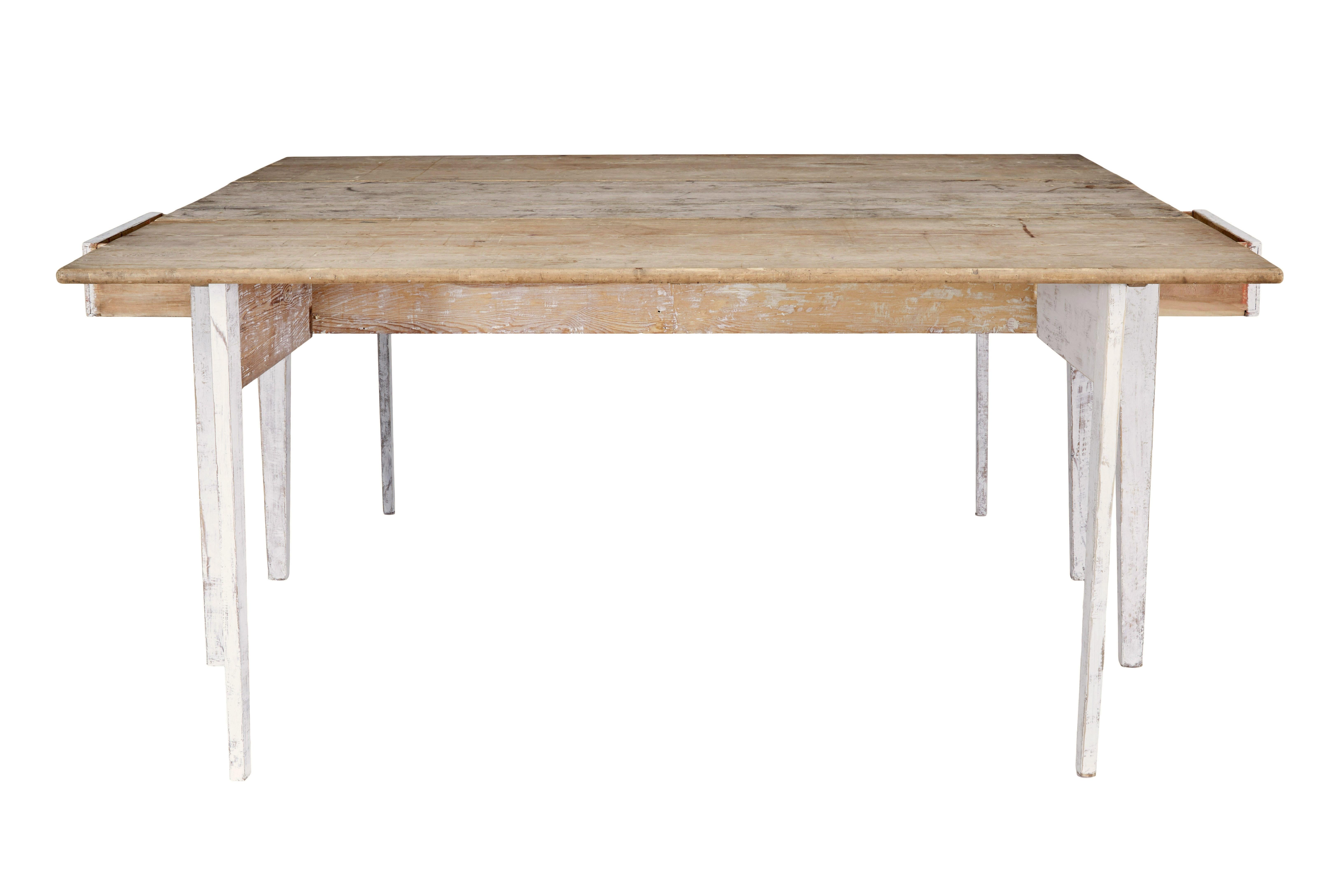 Table de cuisine en pin du 19e siècle aux grandes proportions Bon état - En vente à Debenham, Suffolk