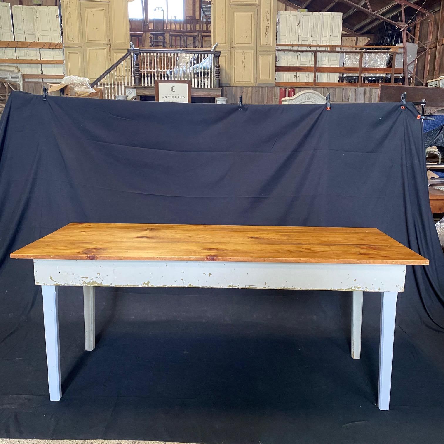 Table de ferme en pin du 19ème siècle provenant d'un Grange Hall dans le Maine en vente 2