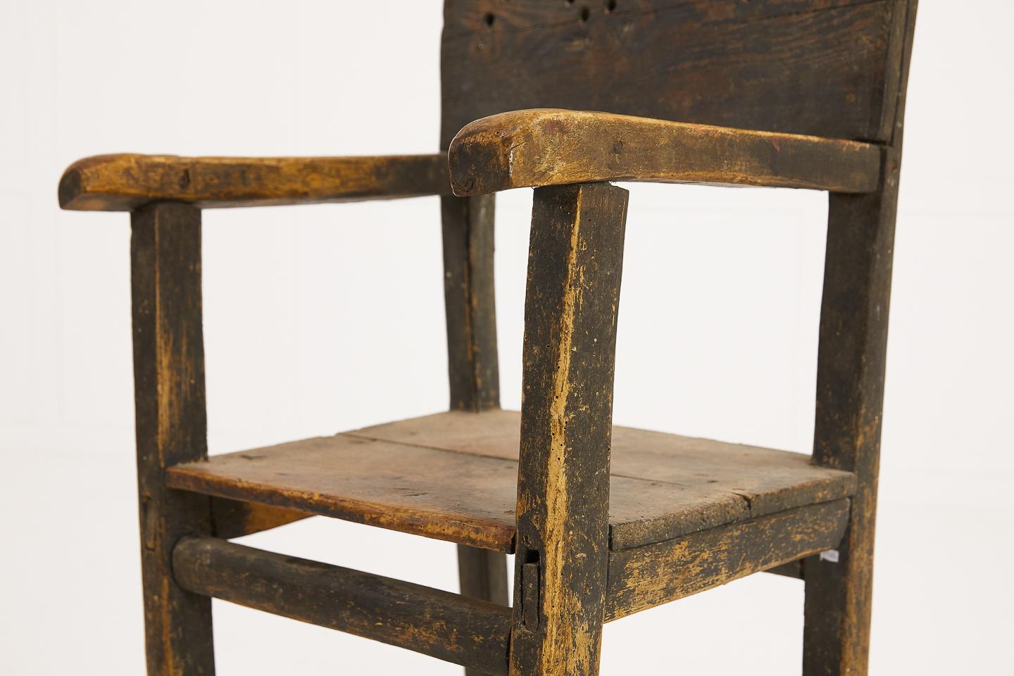 Cooler Kiefer-Volkskunst-Schaukelstuhl aus dem 19. Jahrhundert mit Originalfarbe. Es ist ein ziemlich rustikaler Stuhl mit Anzeichen von Holzwurm, der von Thermo Lignum London vollständig behandelt wurde. Es wäre nicht ratsam, dieses Stück als