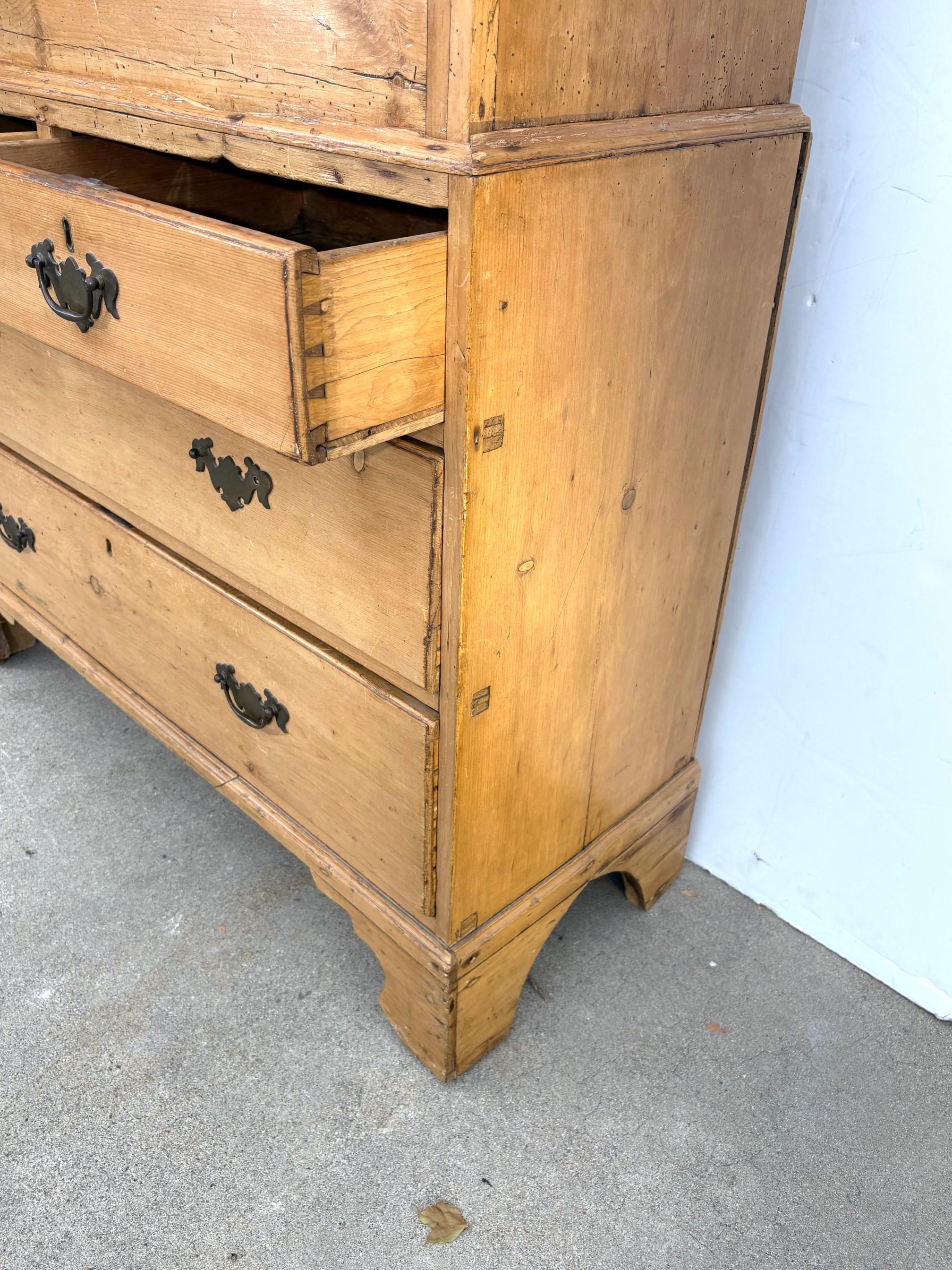 Inglese Armadio per biancheria in pino del XIX secolo in vendita