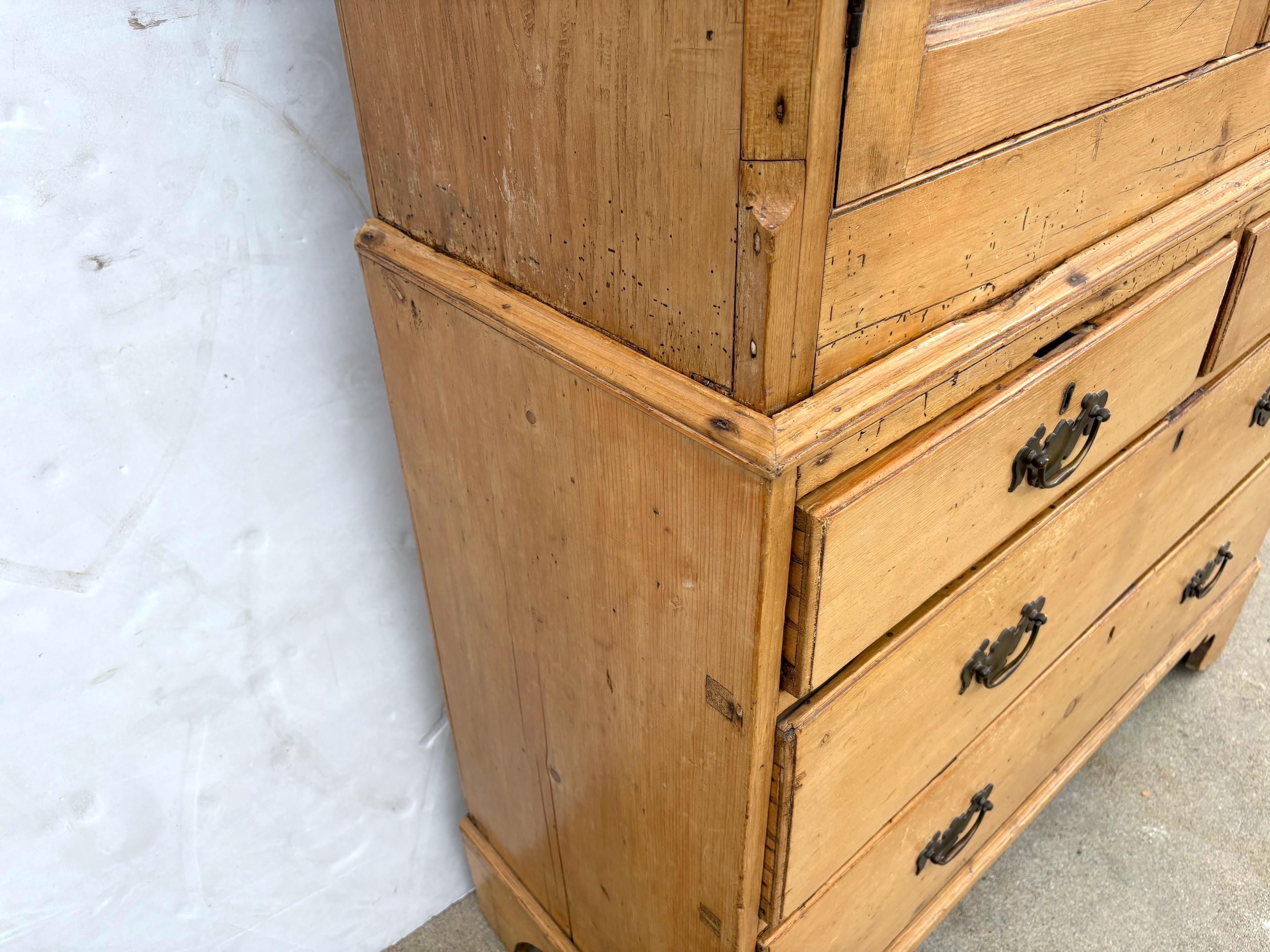 Armadio per biancheria in pino del XIX secolo In condizioni deteriorate in vendita a Pomona, CA