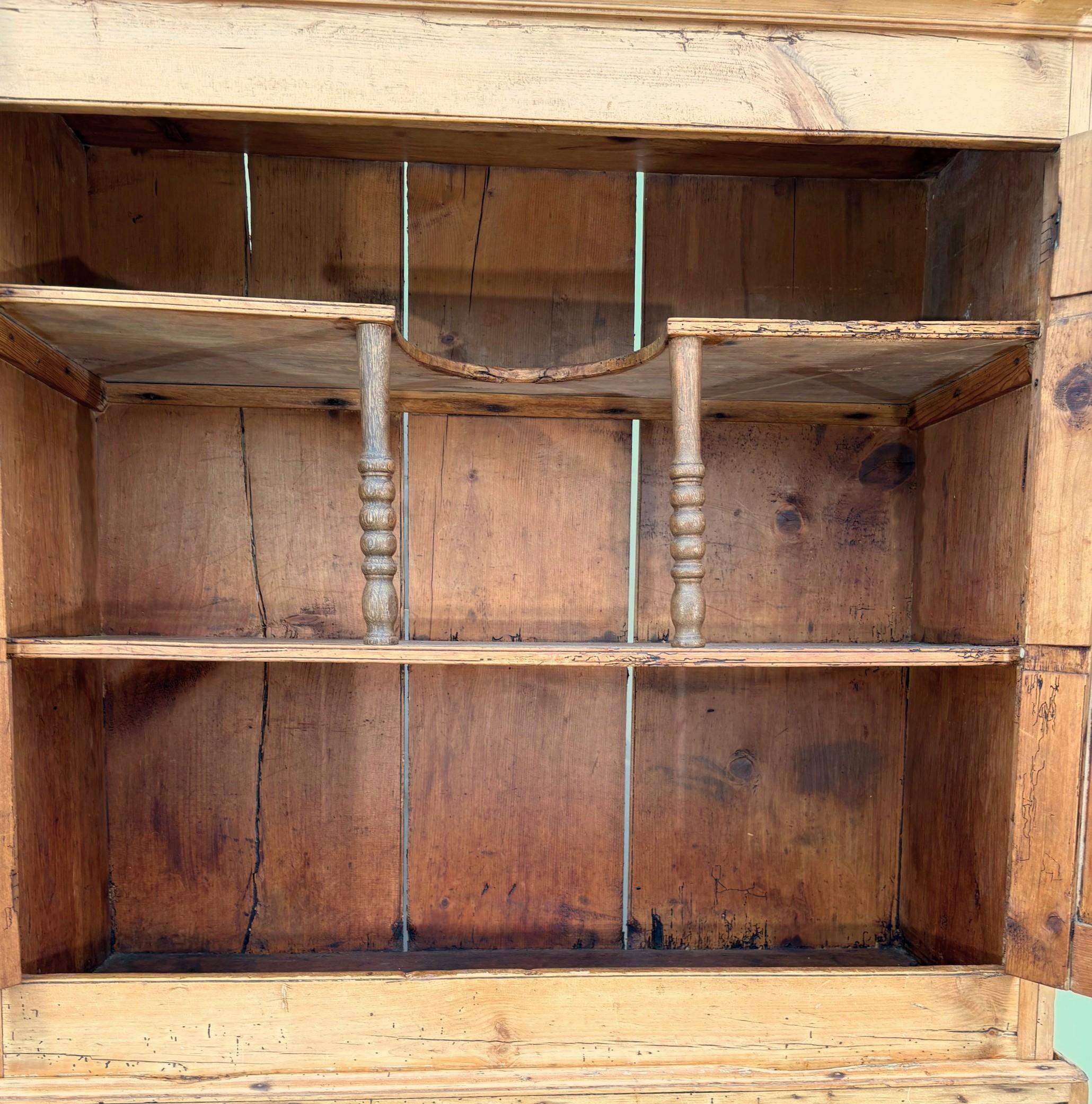 Pino Armadio per biancheria in pino del XIX secolo in vendita