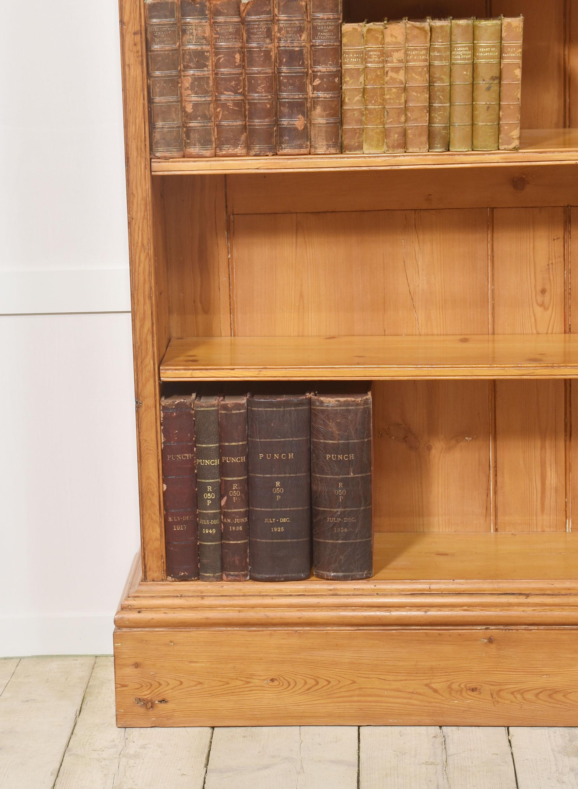 Britannico Libreria a giorno in pino del XIX secolo in vendita