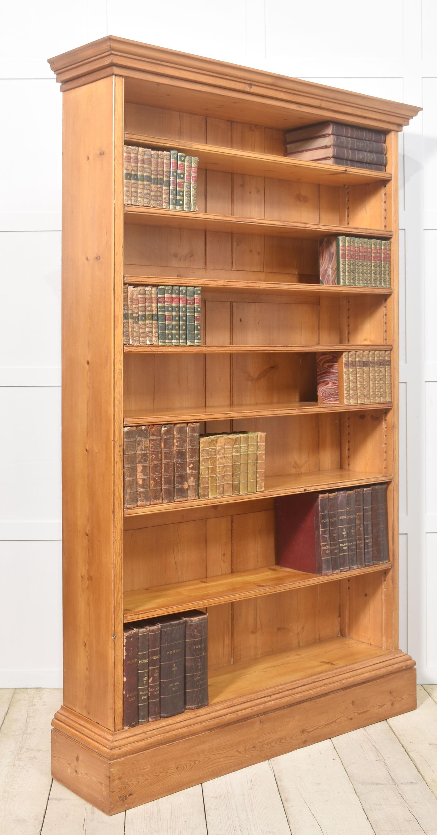 Libreria a giorno in pino del XIX secolo in vendita 1
