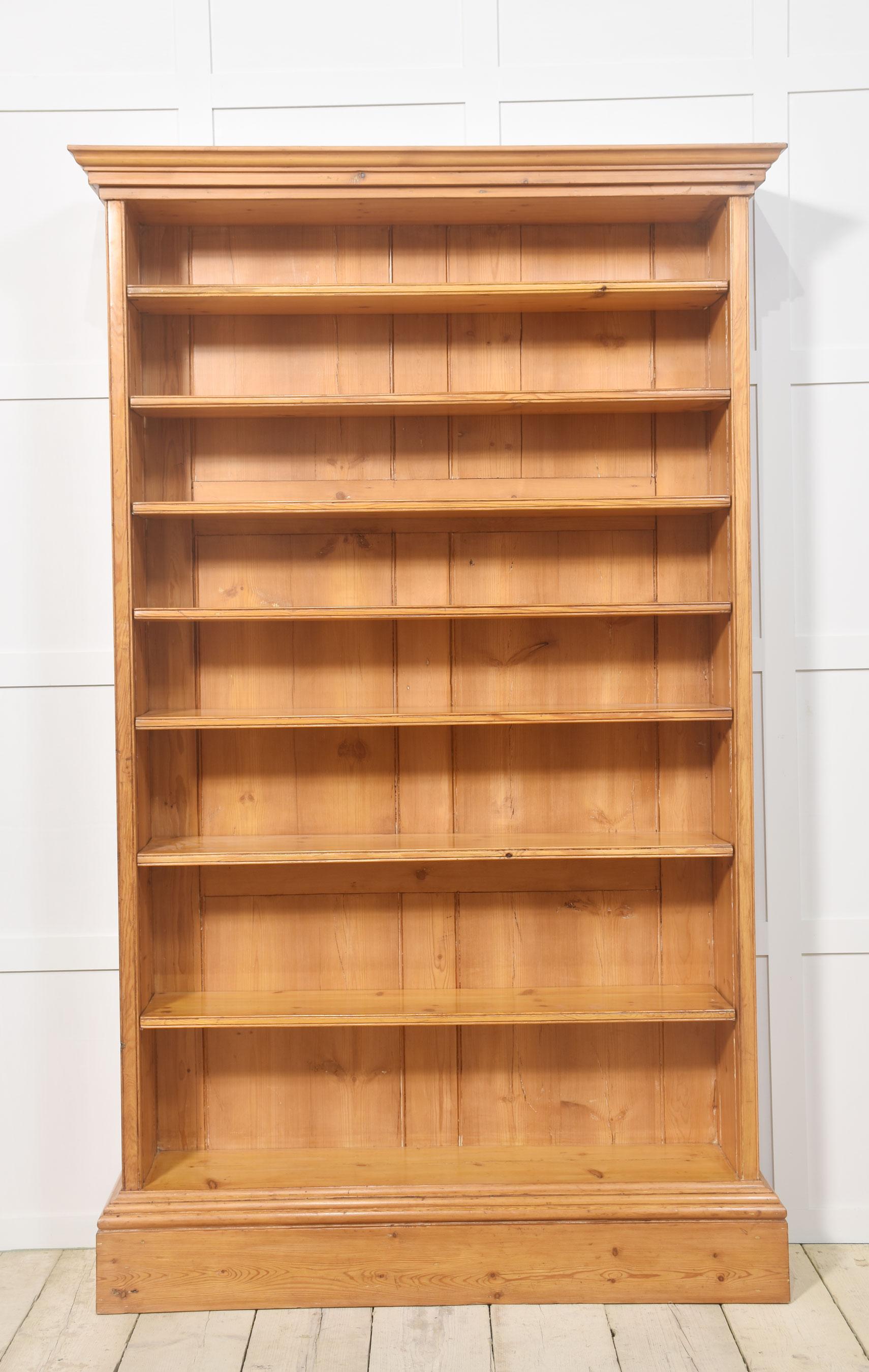 Libreria a giorno in pino del XIX secolo in vendita 3