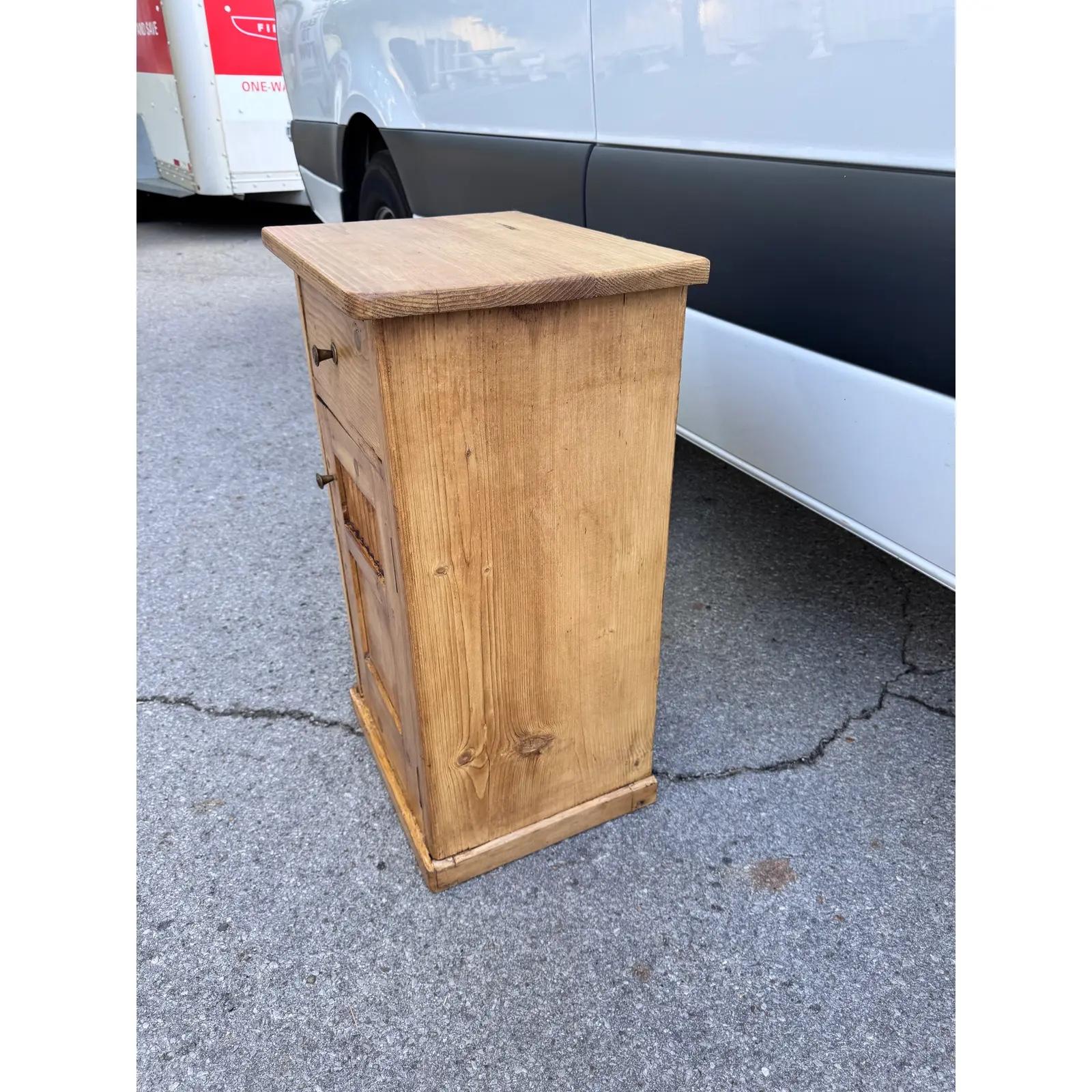Tavolino in pino del XIX secolo In condizioni buone in vendita a Nashville, TN