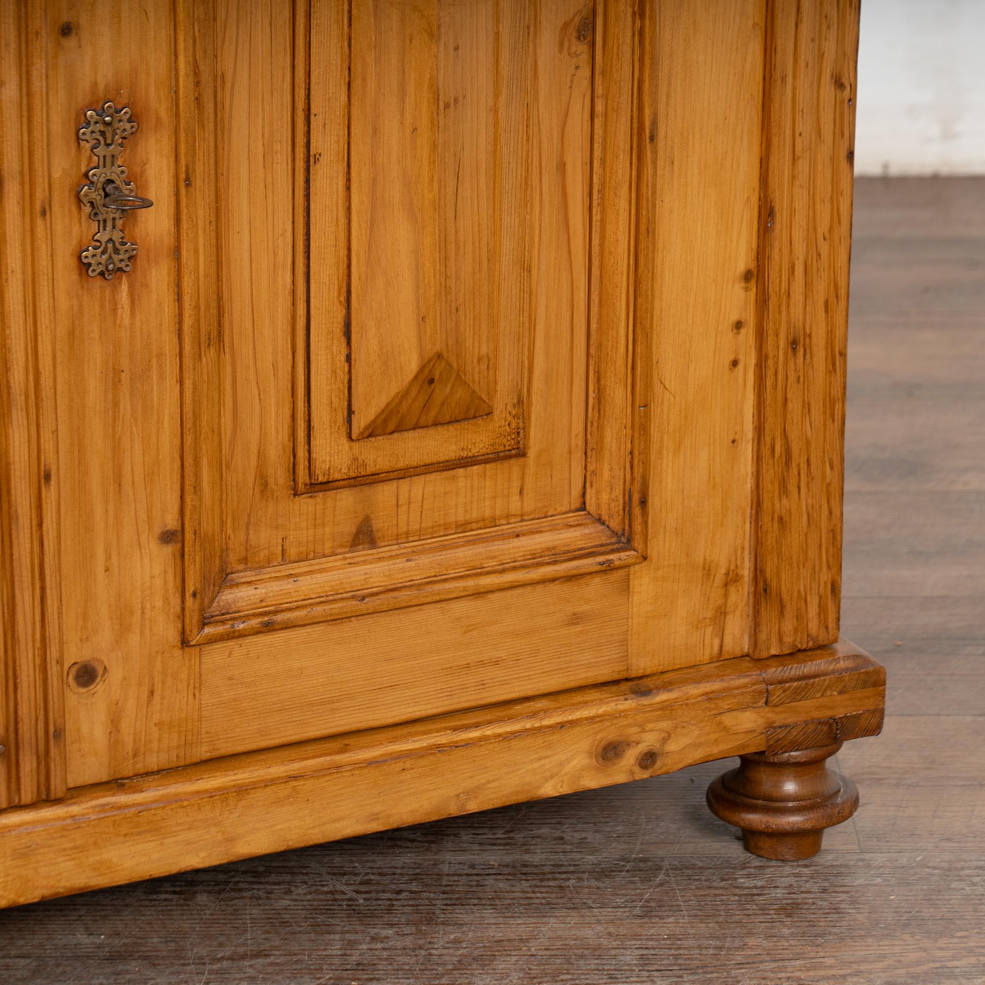 Siglo XIX Aparador de pino Dos cajones sobre dos puertas en venta 7