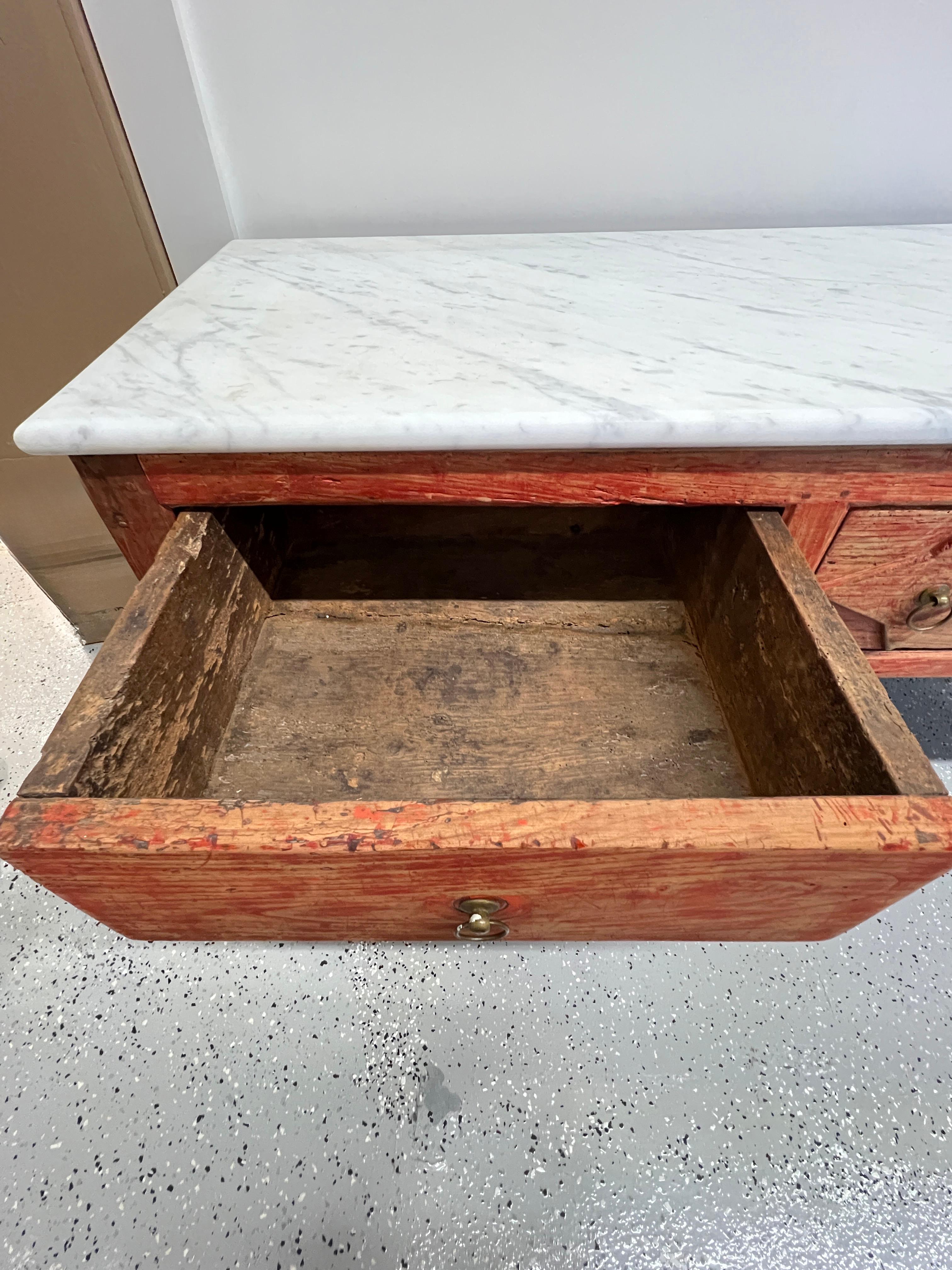 Aparador o mesa de fregadero de pino del siglo XIX con tapa de mármol en venta 5