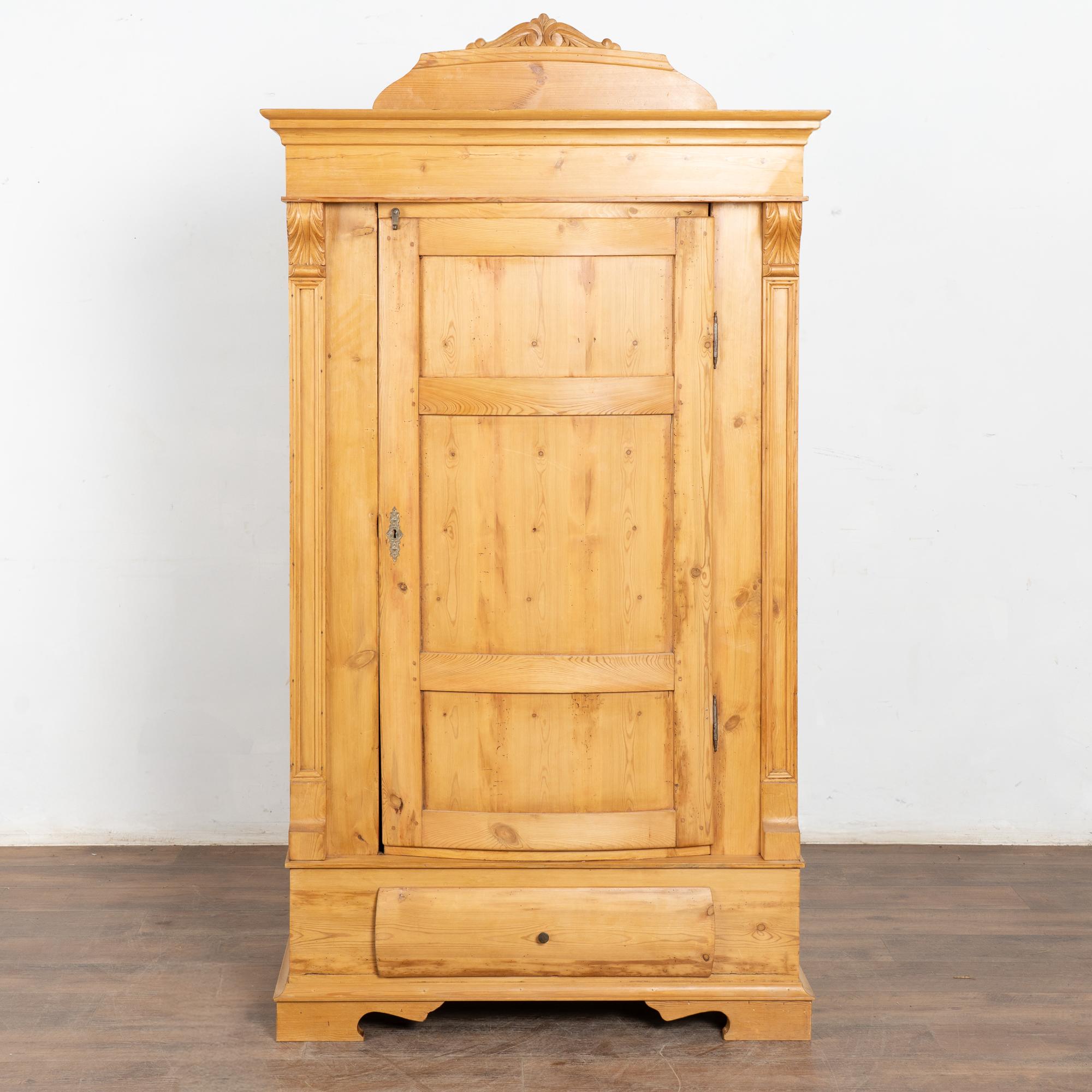 19. Jahrhundert Kiefer eintüriger Schrank aus Dänemark (Dänisch) im Angebot