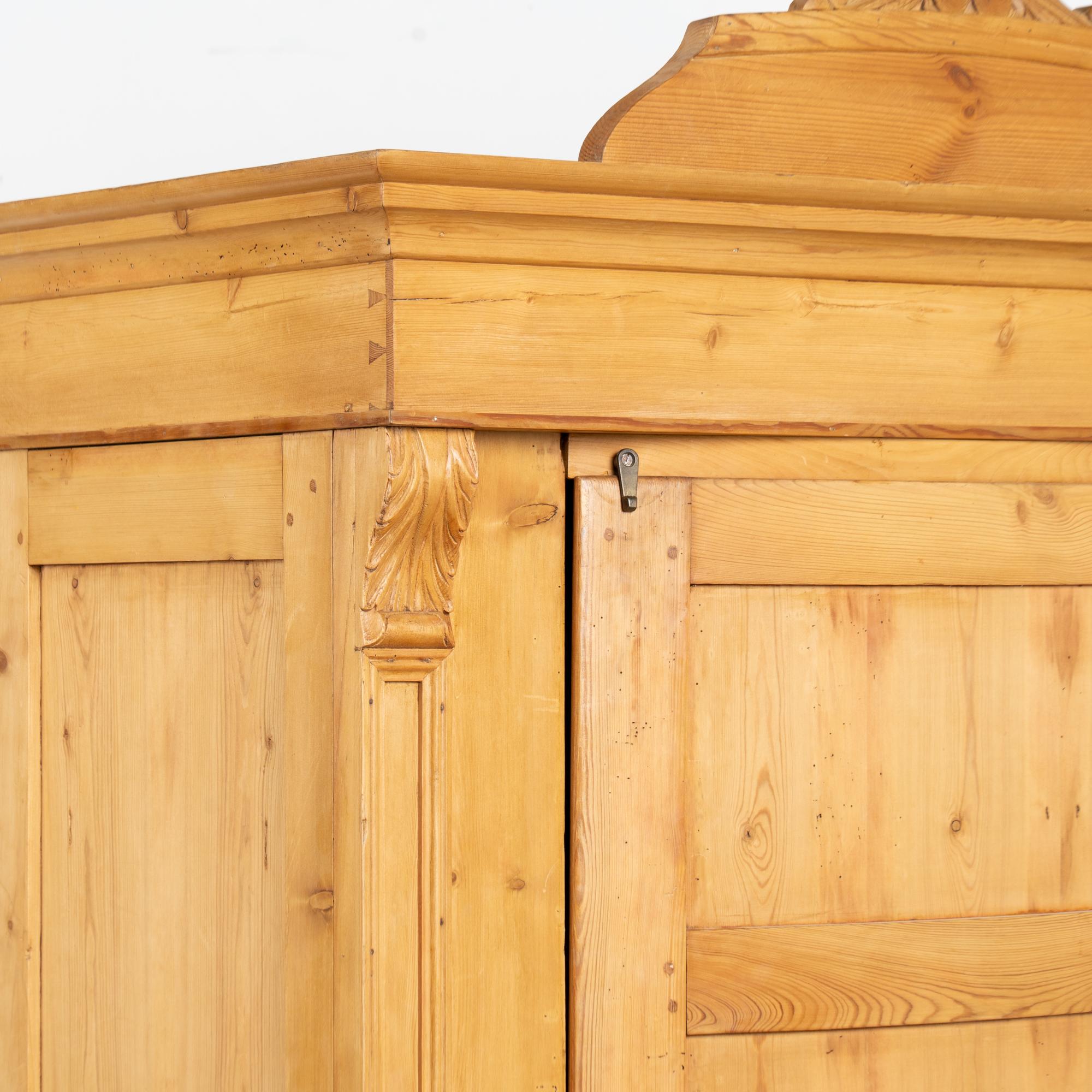 19. Jahrhundert Kiefer eintüriger Schrank aus Dänemark im Zustand „Gut“ im Angebot in Round Top, TX
