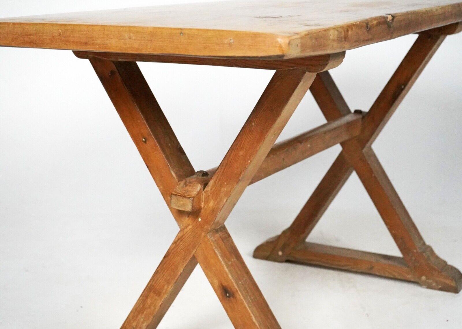 Cette magnifique table de taverne du XIXe siècle est fabriquée à partir d'un plateau en dalles simples et d'une base robuste en pin à double x. Il s'agit d'une pièce intemporelle qui s'intègre dans un grand nombre d'intérieurs.
Condit est excellent,