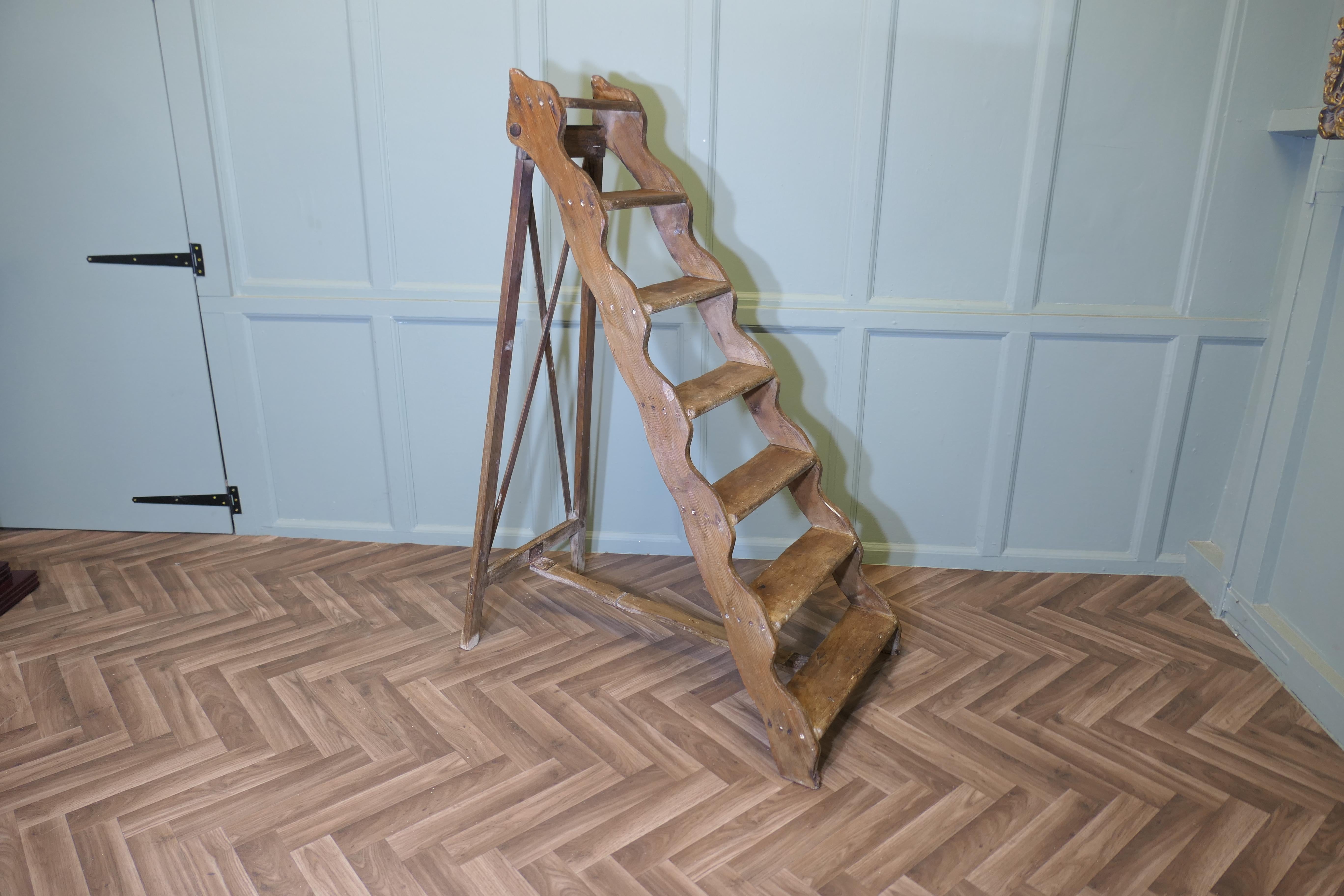 Industriale 19th Century Pine Step Ladder This is a very useful and not unattractive piece in vendita