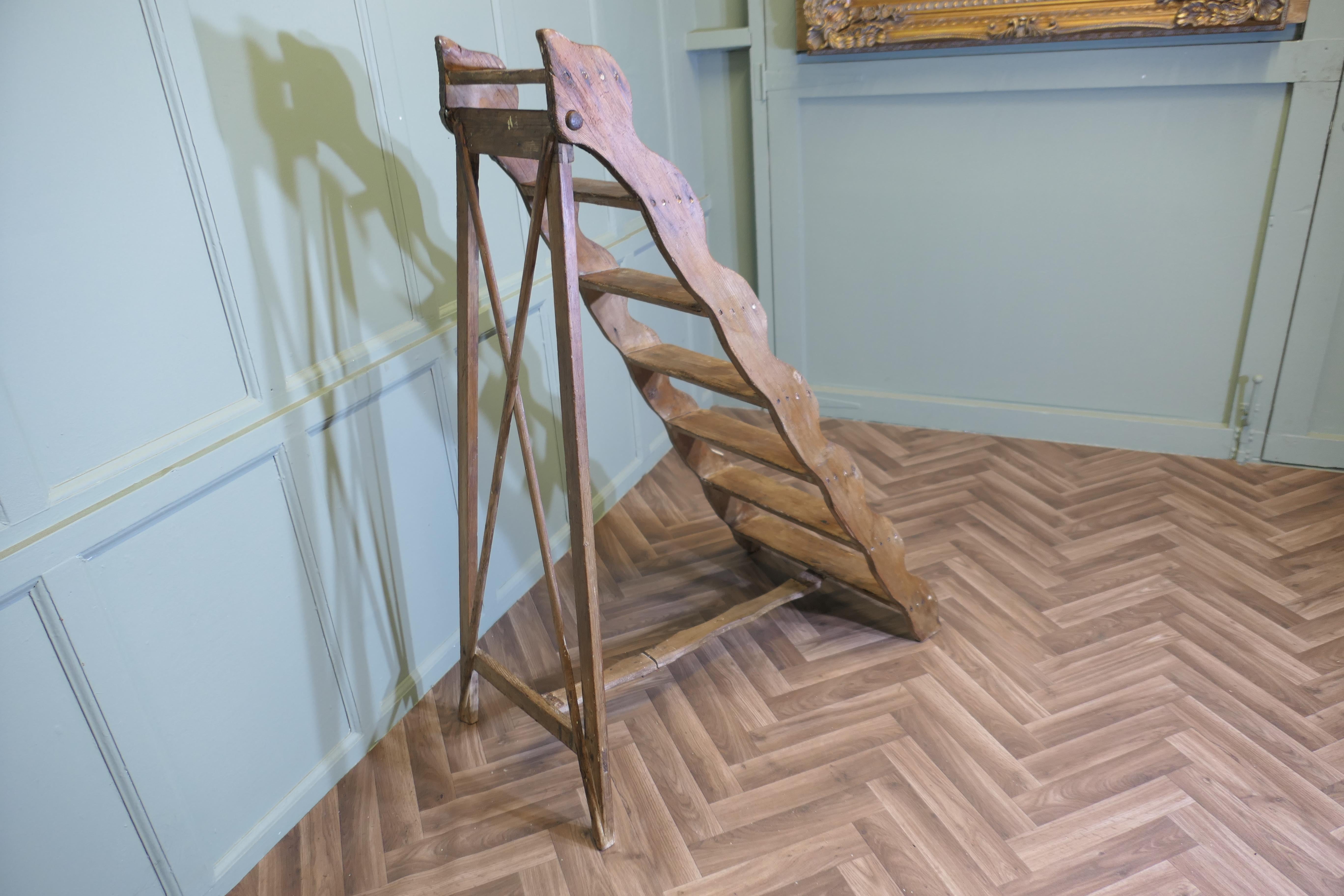 Fine XIX secolo 19th Century Pine Step Ladder This is a very useful and not unattractive piece in vendita
