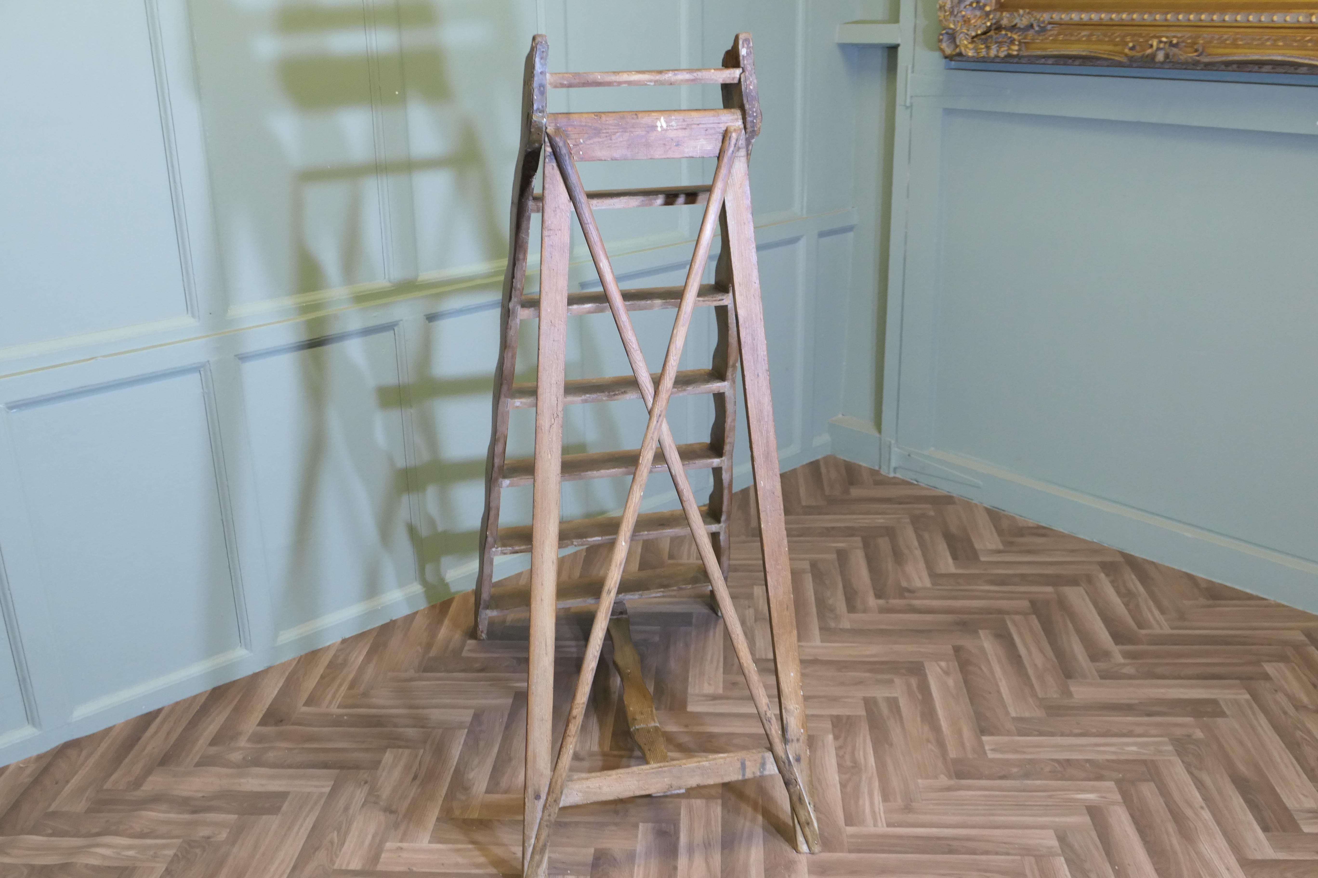 Pino 19th Century Pine Step Ladder This is a very useful and not unattractive piece in vendita