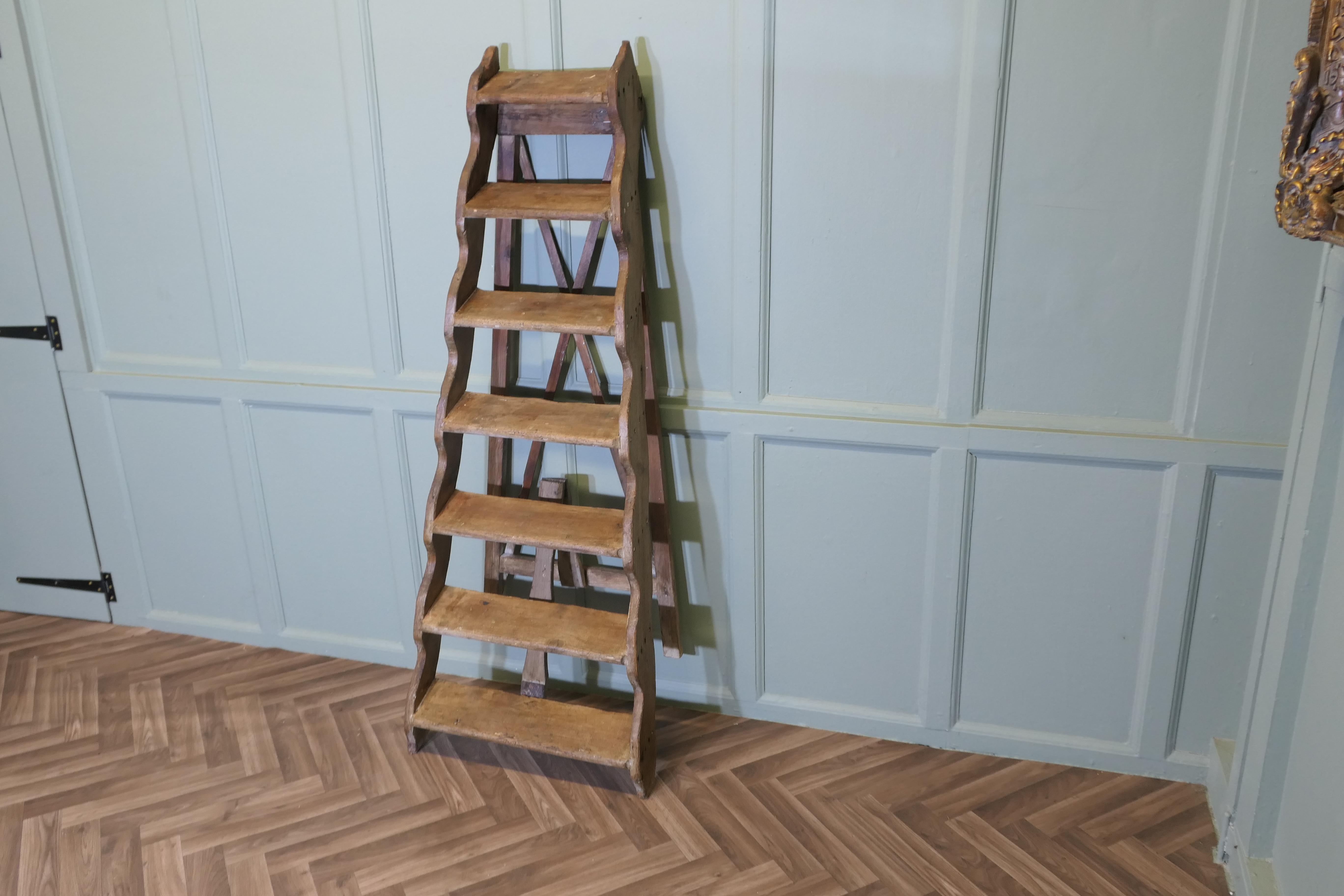 19th Century Pine Step Ladder This is a very useful and not unattractive piece in vendita 1