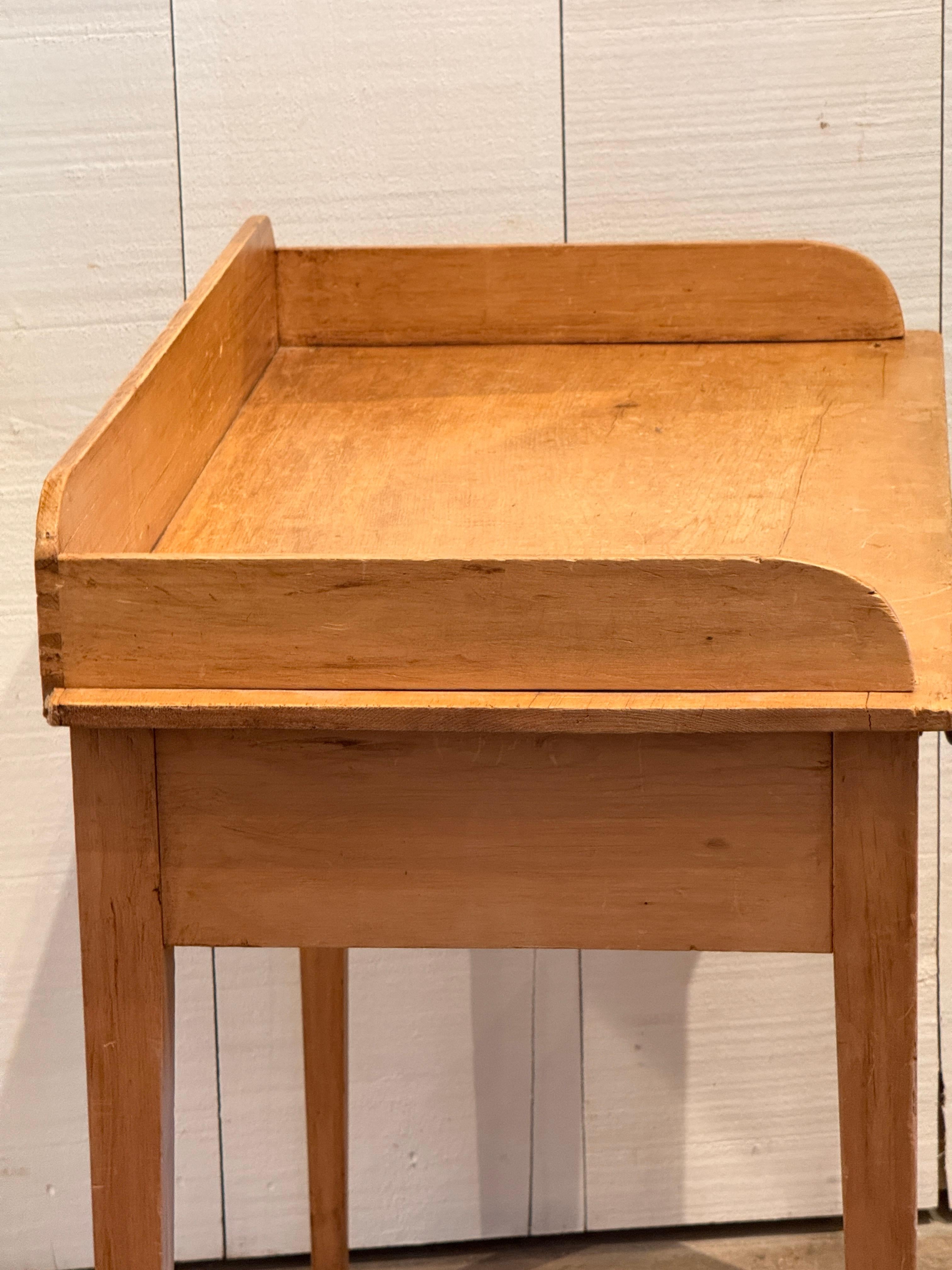 19th Century Pine Table With Gallery Back and Two Drawers en vente 5