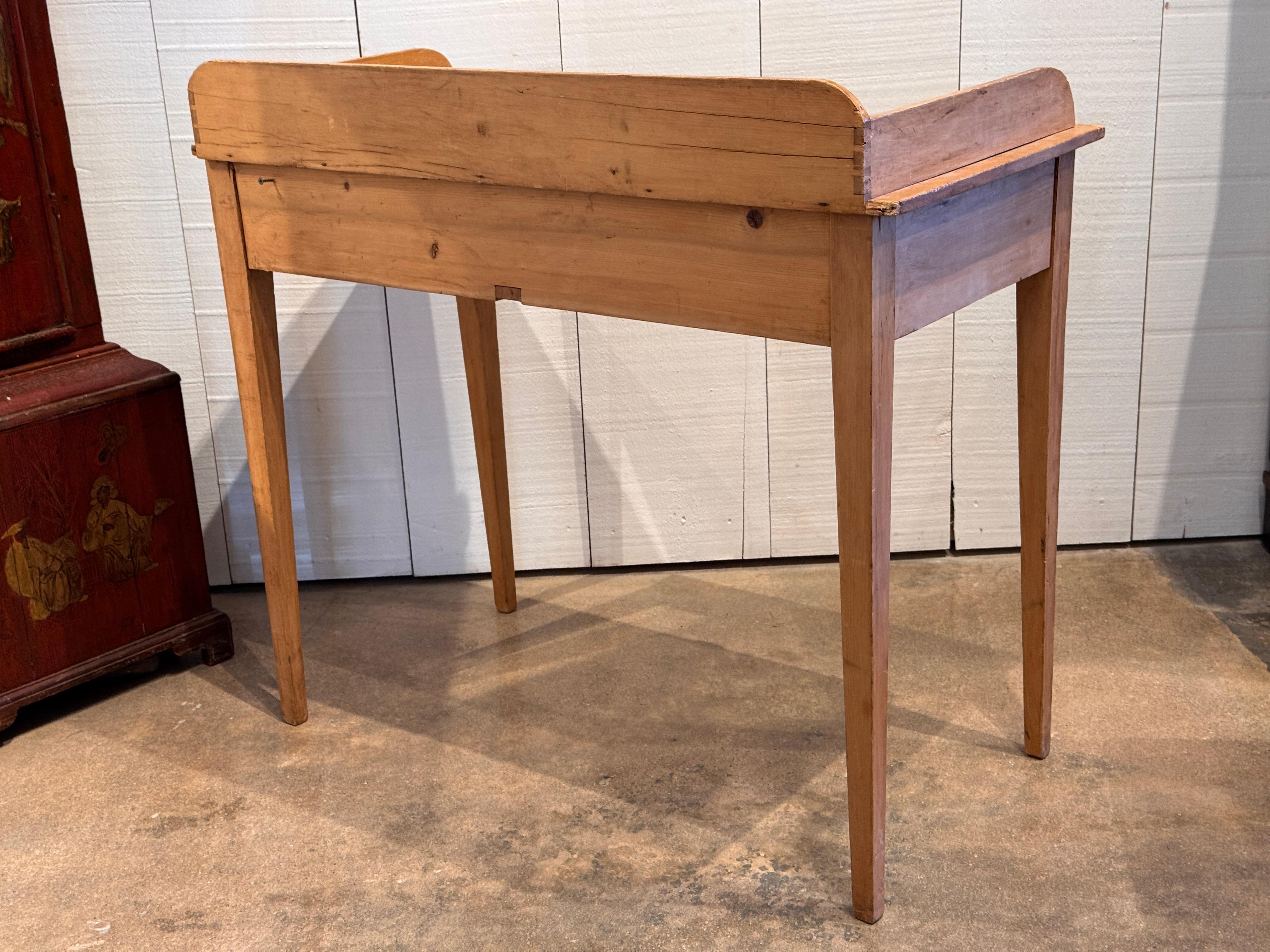 19th Century Pine Table With Gallery Back and Two Drawers en vente 10