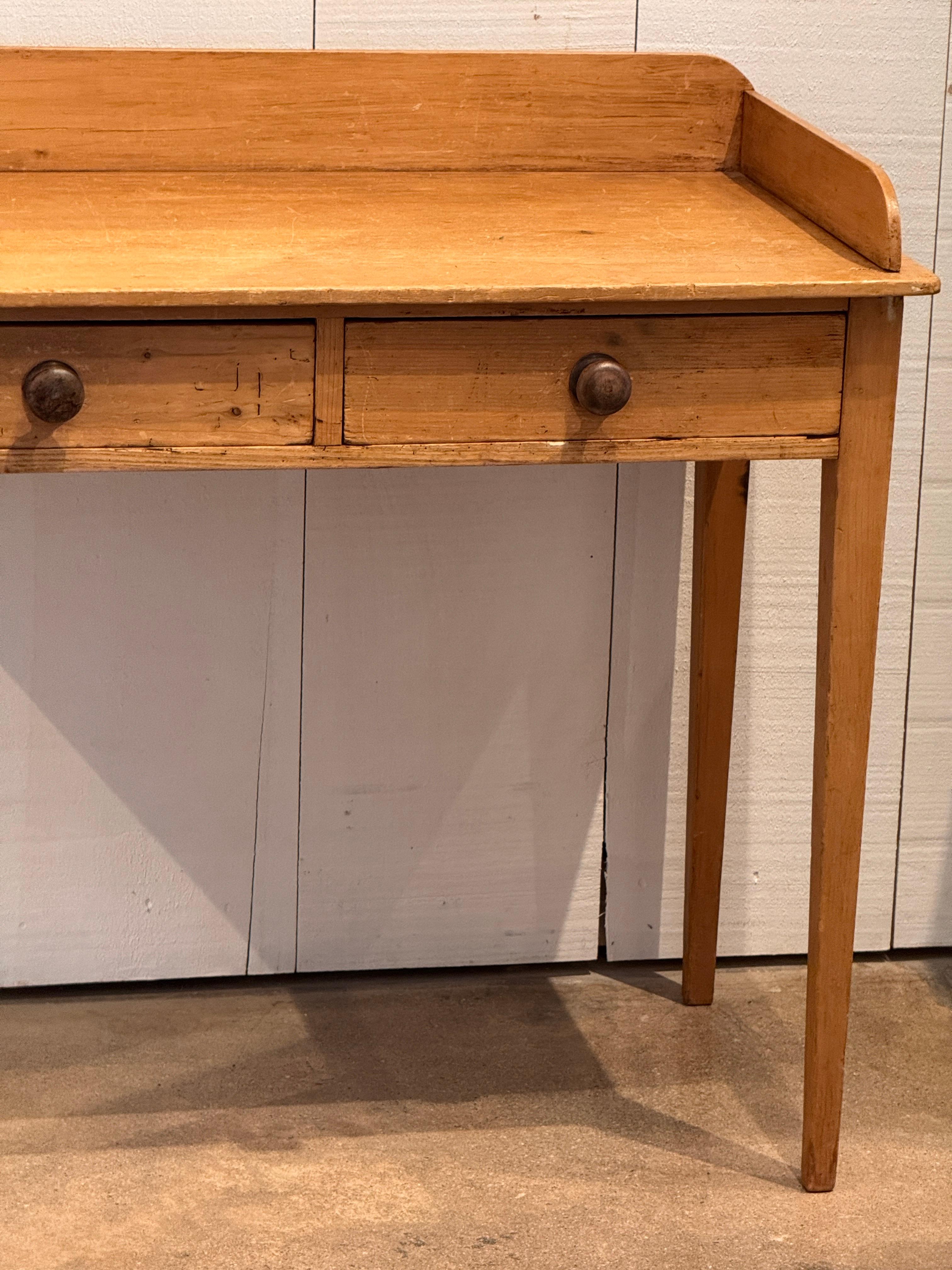 19th Century Pine Table With Gallery Back and Two Drawers Bon état - En vente à Charlottesville, VA