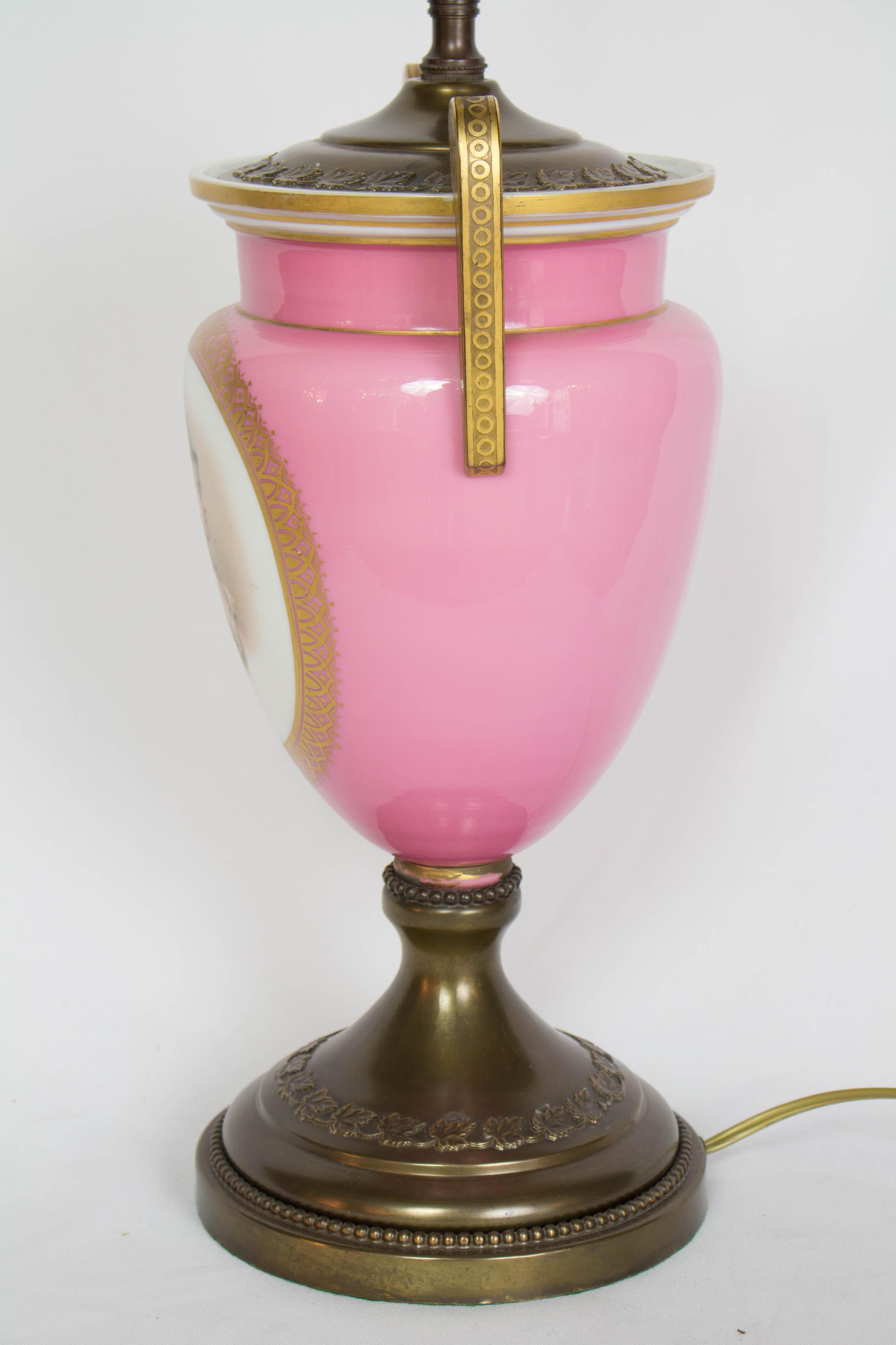 Rosa böhmische Glaskamee-Tischlampe aus dem 19. Jahrhundert (Neoklassisch) im Angebot