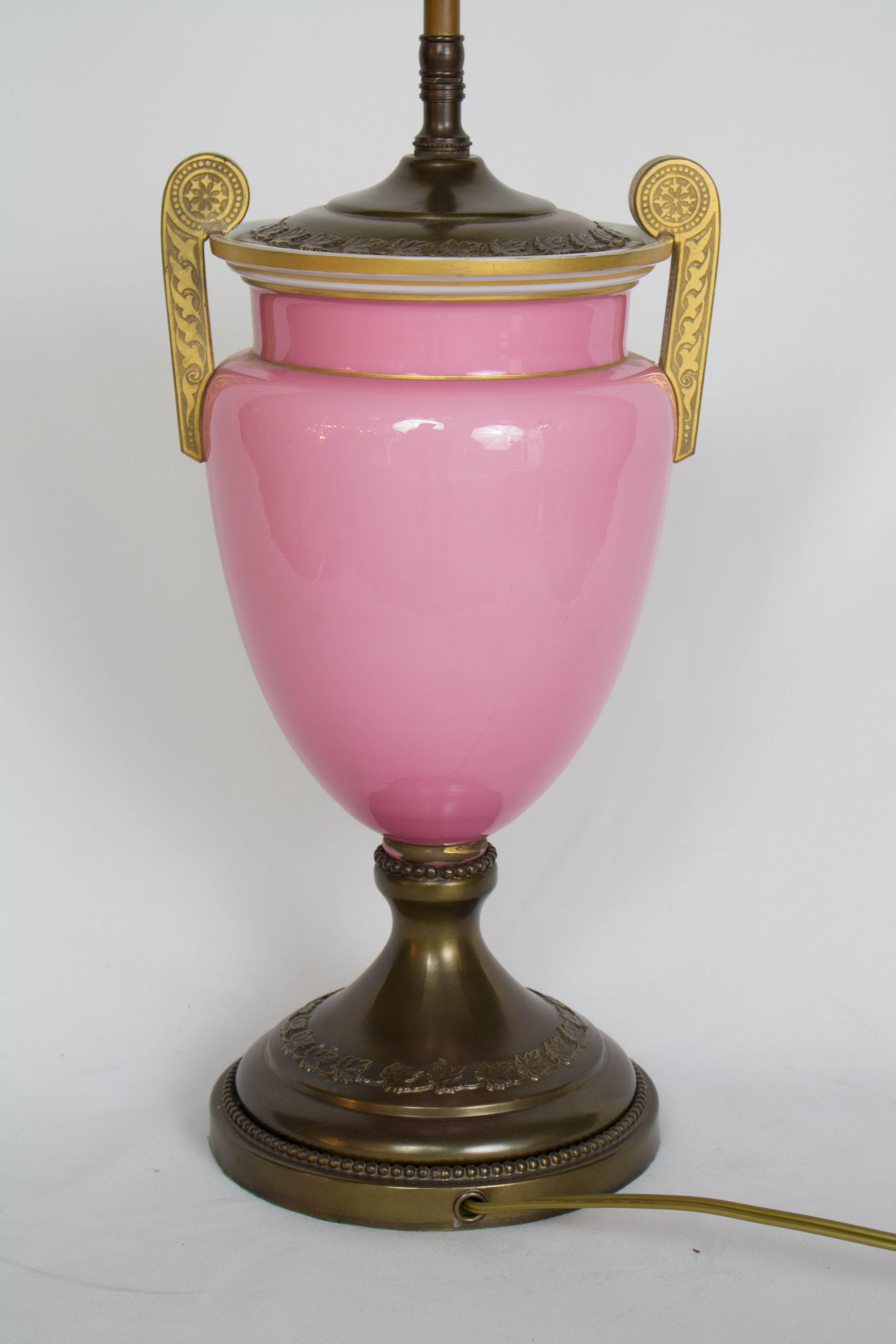 Rosa böhmische Glaskamee-Tischlampe aus dem 19. Jahrhundert (Tschechisch) im Angebot