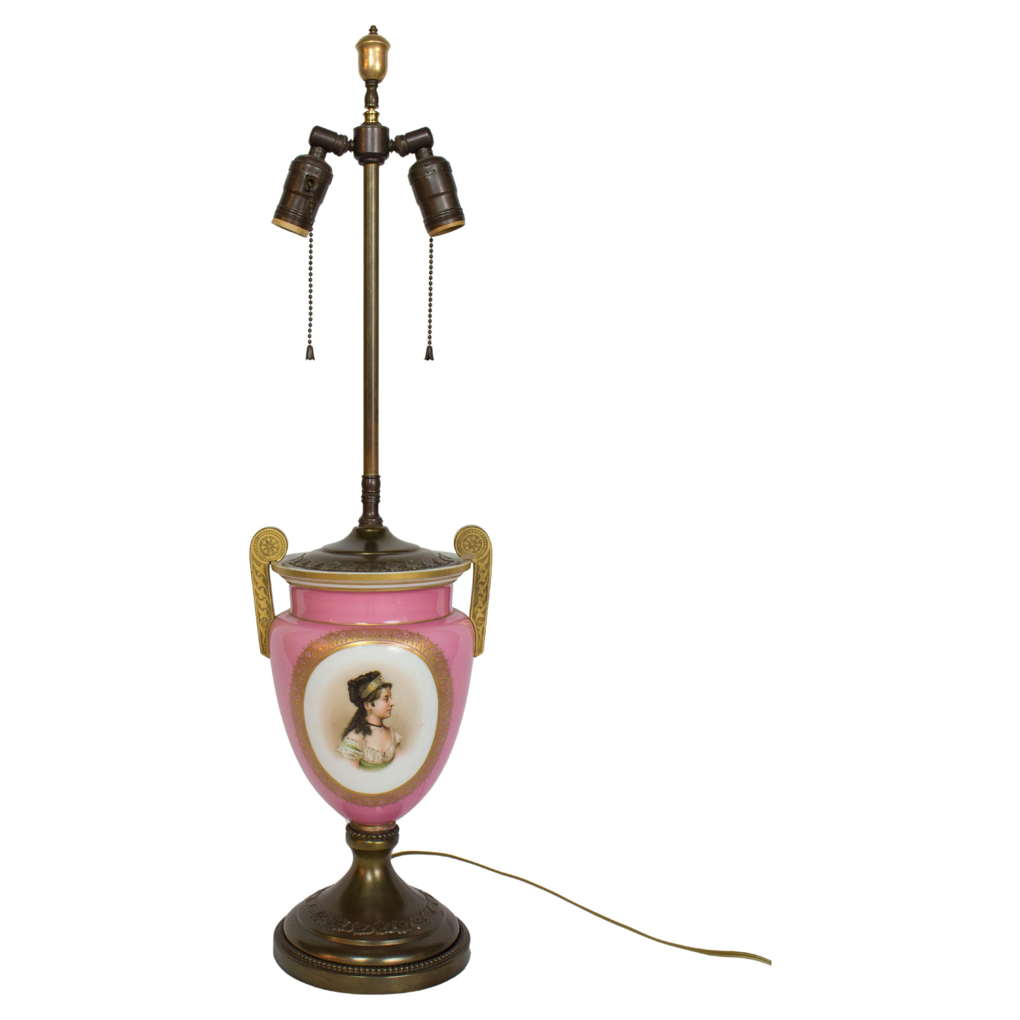 Rosa böhmische Glaskamee-Tischlampe aus dem 19. Jahrhundert im Angebot