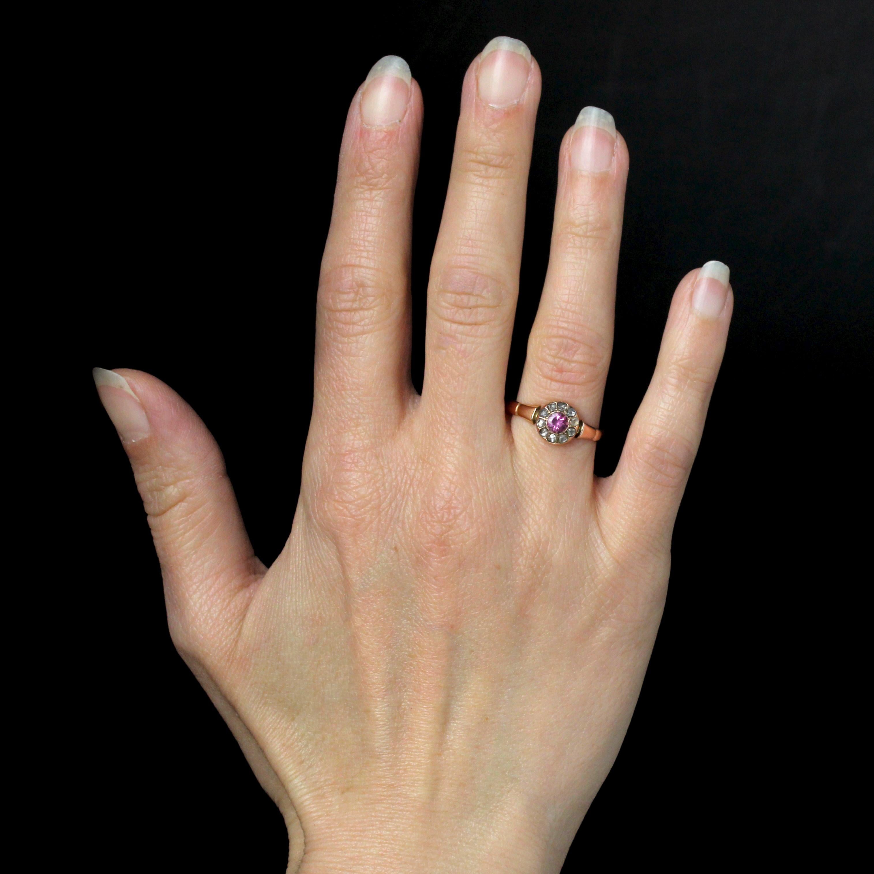 Bague en or rose 18 carats.
Cette bague ancienne en or rose est de forme ronde et présente un saphir rose rond dans une monture de diamants taillés en rose et montés sur paillon. Un motif de trapèze est serti dans la base de l'anneau.
Poids total du