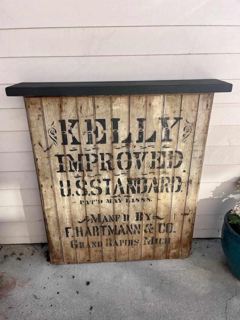 Bar en planches du 19e siècle. Cet objet polyvalent peut servir de bar, de porte dans une maison ou d'accessoire. Ce support en bois vendu est muni d'un poids à l'arrière. La peinture est étonnante et présente une patine et une usure remarquables.