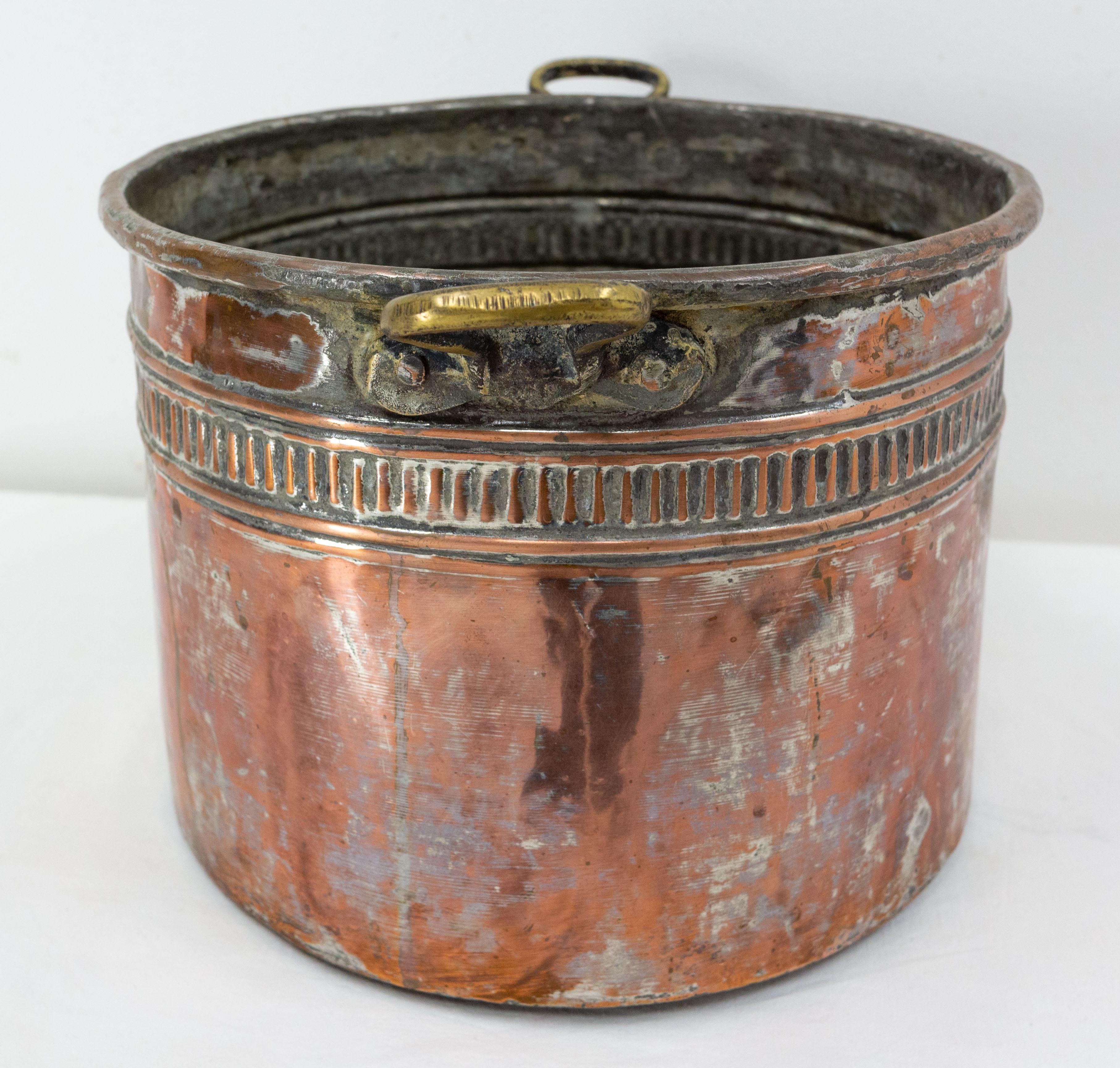 Antique French big pot which can be used as a planter or jardinière.
Copper
If you like it, please see also LU4476227879132 19th century planter copper jardinière with handle, SW France
Good condition.

Shipping:
L34 P26,5 H21 1,380 kg