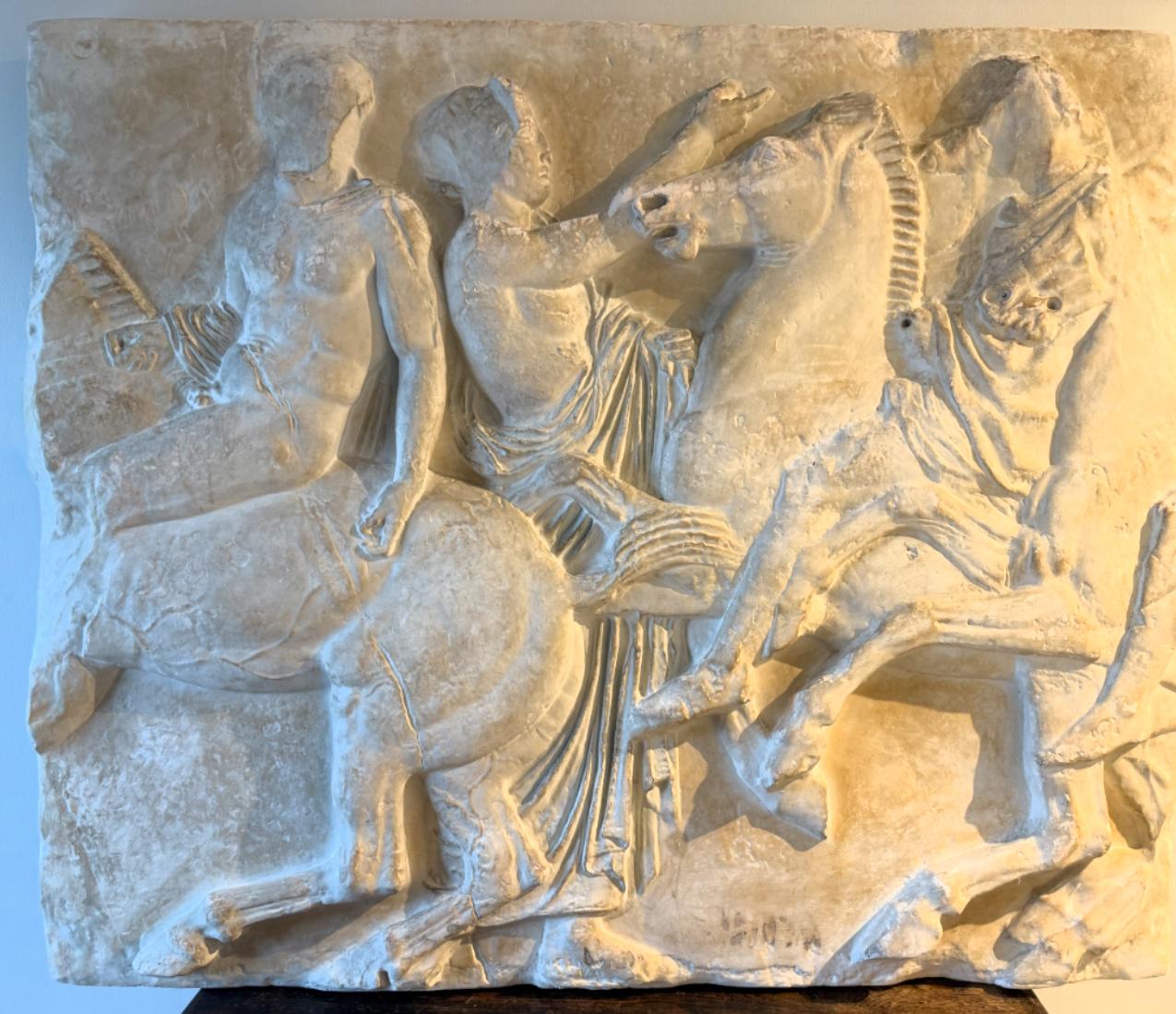 Un calco in gesso originale del XIX secolo di una delle sezioni del fregio marmoreo del Partenone. 
Il Partenone si trova ad Atene in Grecia ed era  costruito nel V secolo a.C. I marmi originali si trovano al British Museum. 
I dettagli sono molto