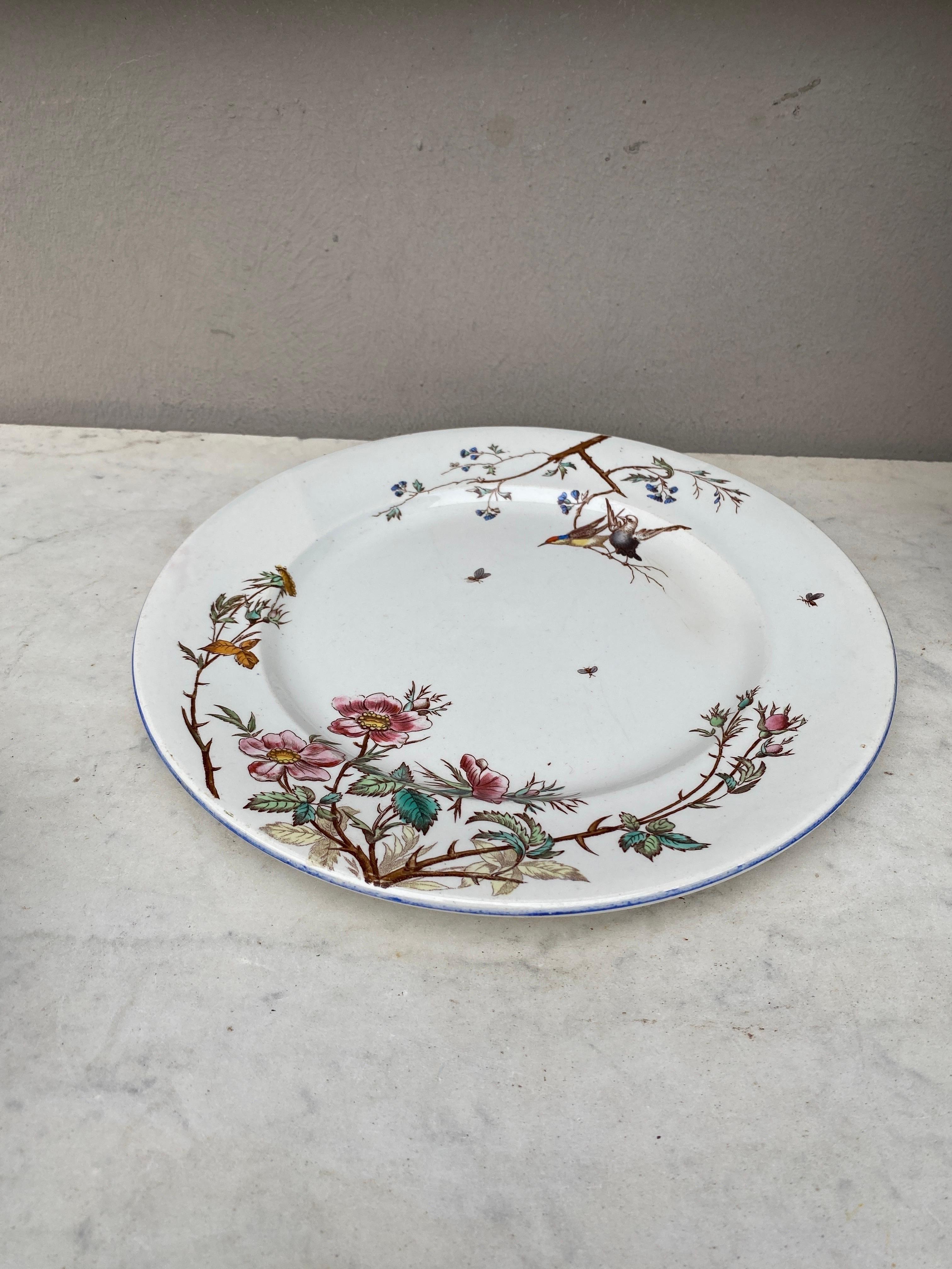 Assiette du 19ème siècle signée Vieillard Bordeaux service Nella.
Assiette naturaliste avec des oiseaux, des insectes et des roses sauvages.
