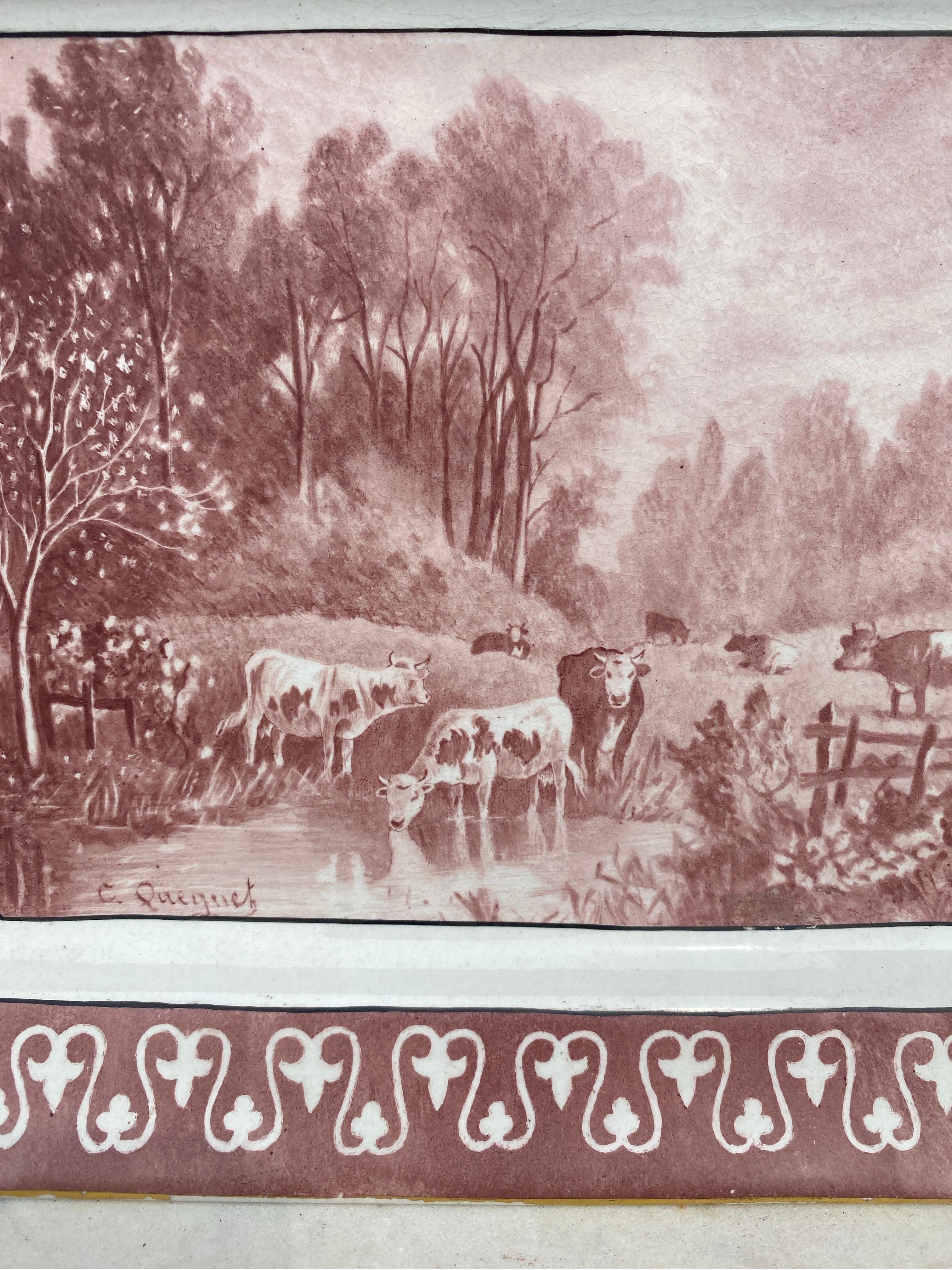 Rechteckige Platte mit Kühen aus dem 19. Jahrhundert, signiert Hippolyte Boulenger & co Choisy-le-Roi, um 1880.
Gemalte Szene mit Kühen auf einer Wiese und einem Fluss.

  
