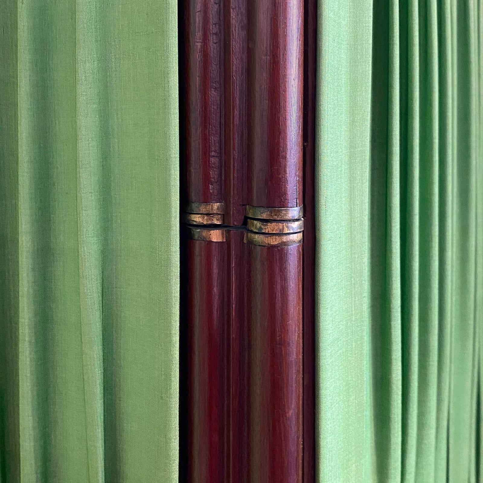 Five fold screen with original apple green pleated silk and braid.
Mahogany frame.
French c.1810
Measures: height 118cm Each panel 45 cm wide
In original condition, showing perfect wear and use.