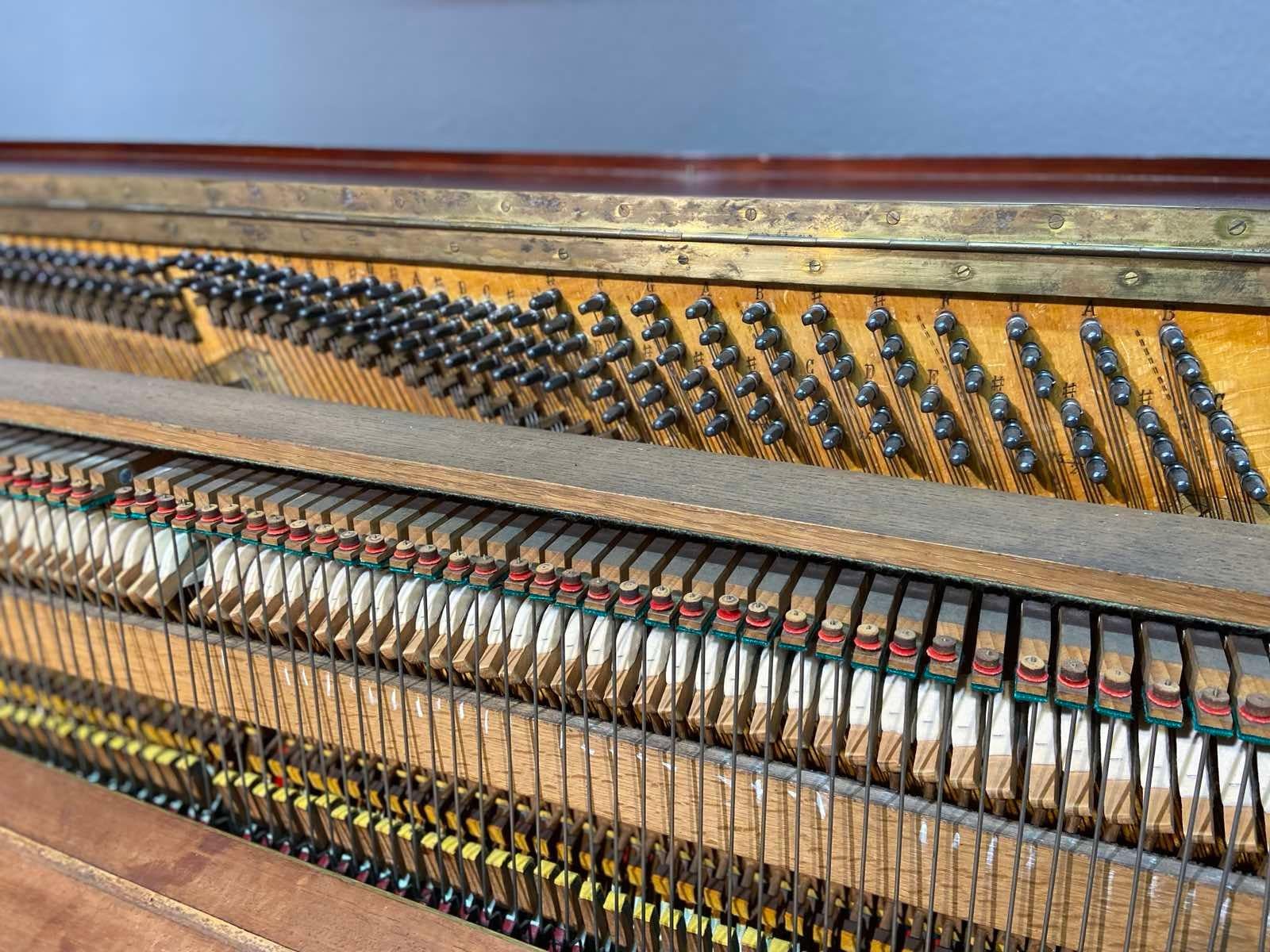 Décoration de piano droit peinte à la main et pieds cannelés en pleyel français du 19ème siècle en vente 10