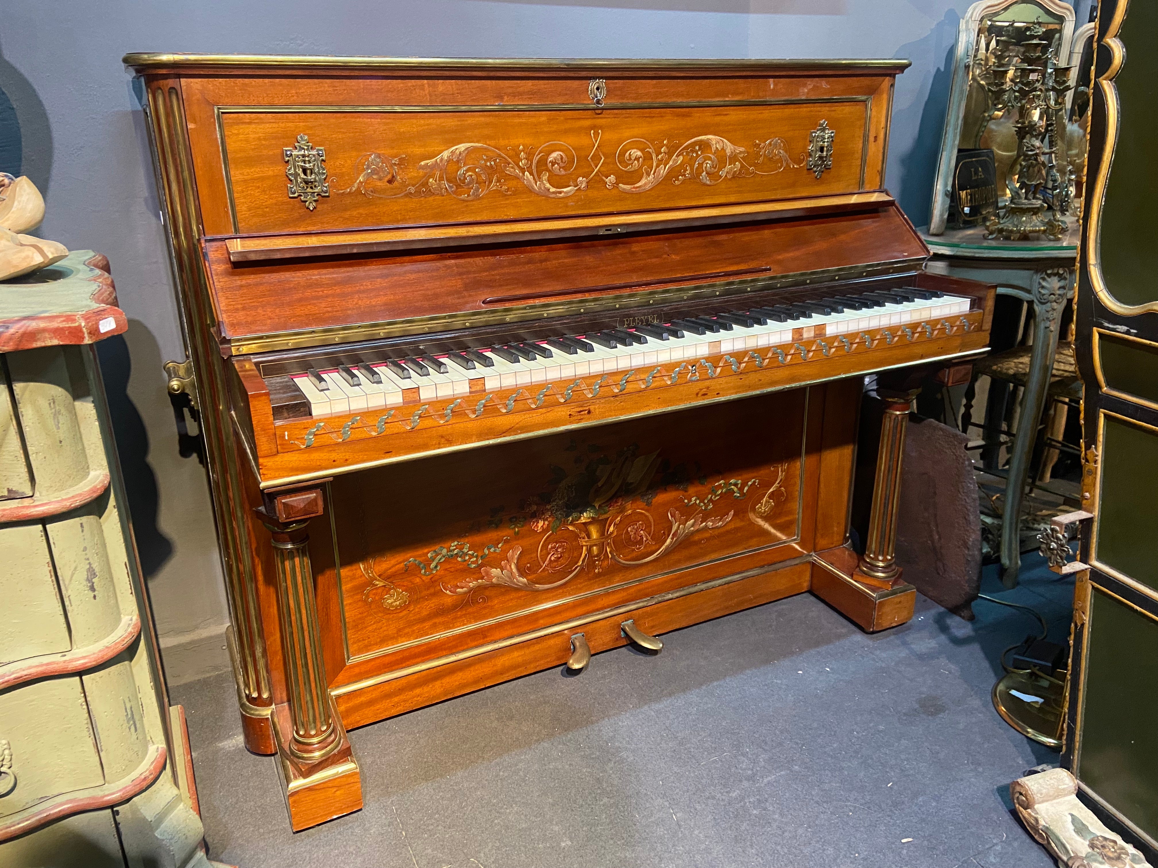 Français Décoration de piano droit peinte à la main et pieds cannelés en pleyel français du 19ème siècle en vente