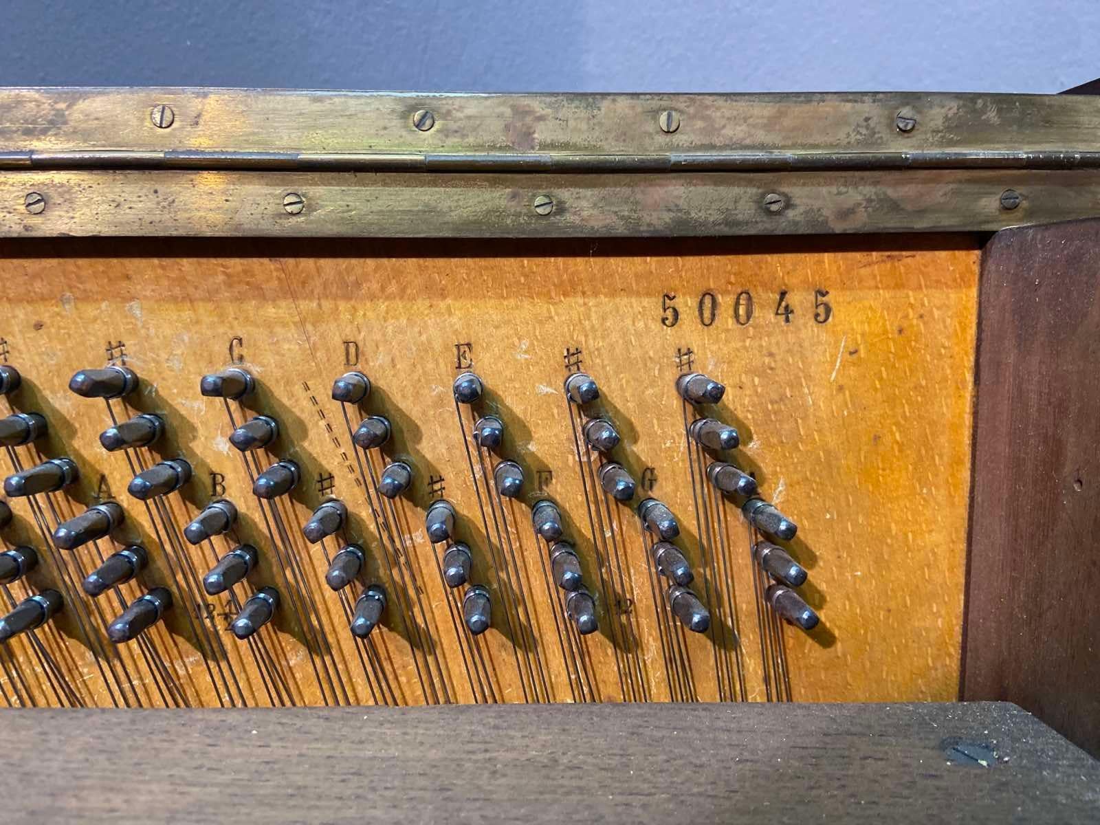 Bois Décoration de piano droit peinte à la main et pieds cannelés en pleyel français du 19ème siècle en vente