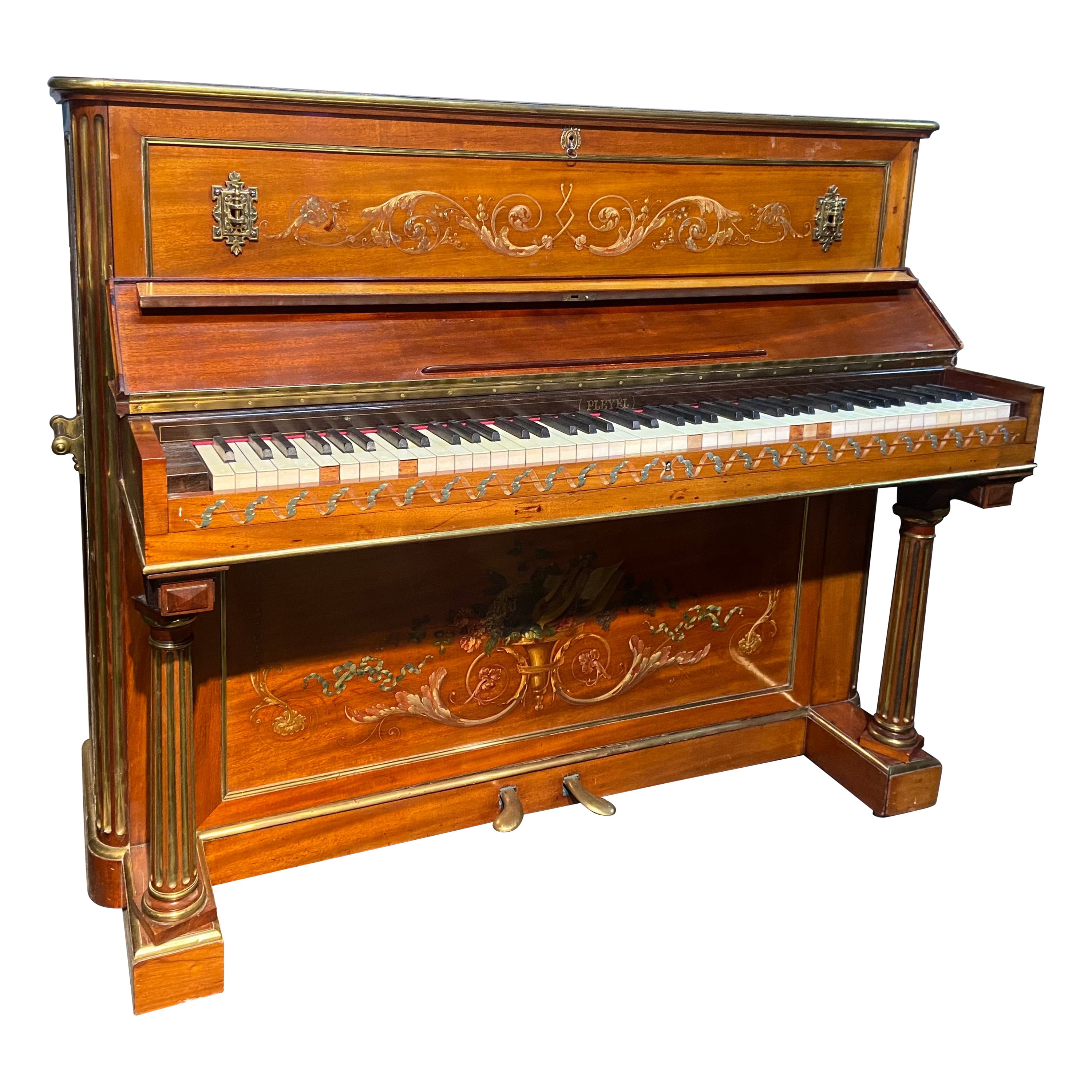 Pianoforte verticale francese Pleyel del XIX secolo con decorazioni dipinte a mano e gambe scanalate