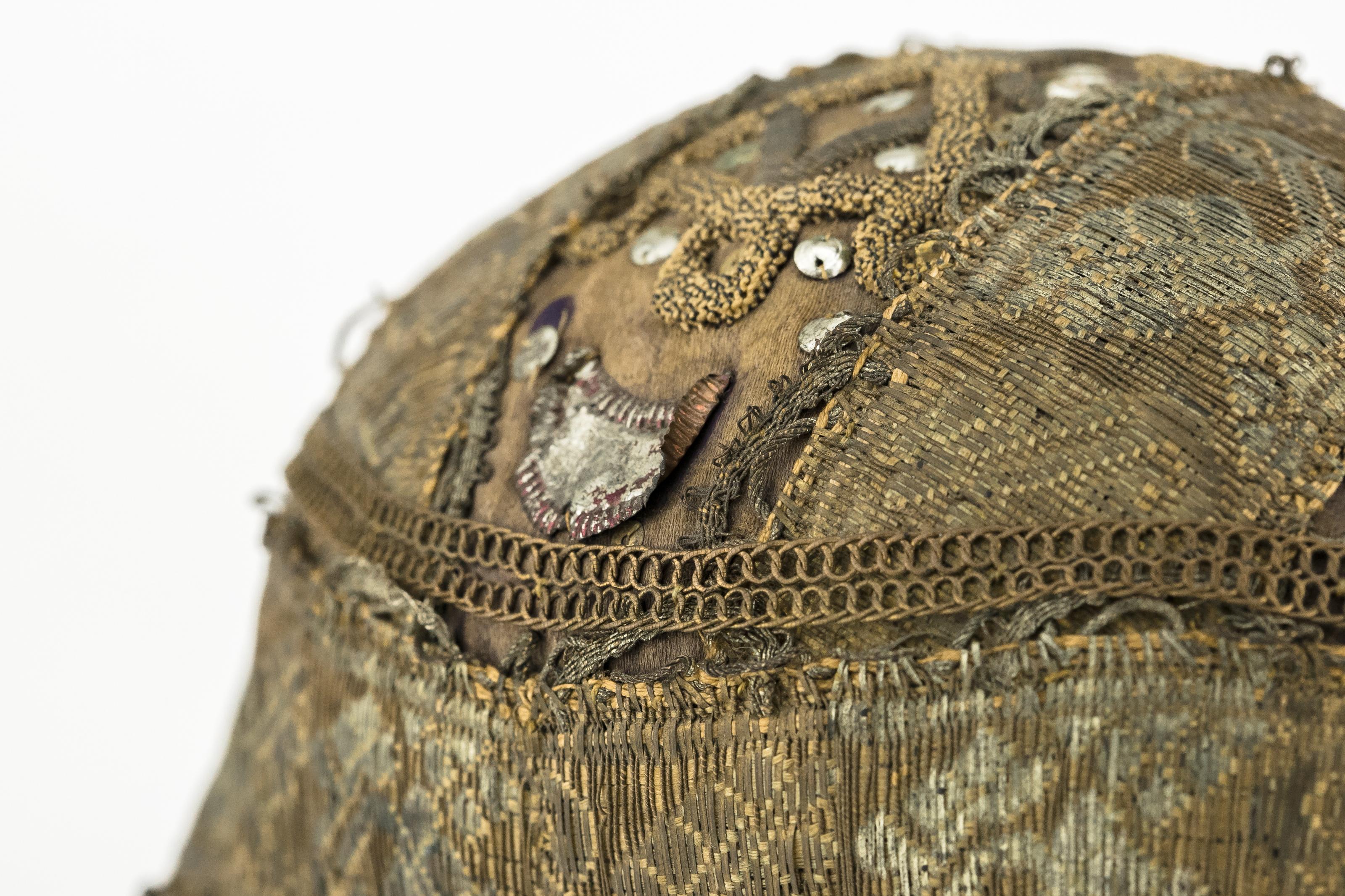 bonnet de sabbat polonais du 19e siècle 'Kupka' pour femme État moyen - En vente à New York, NY