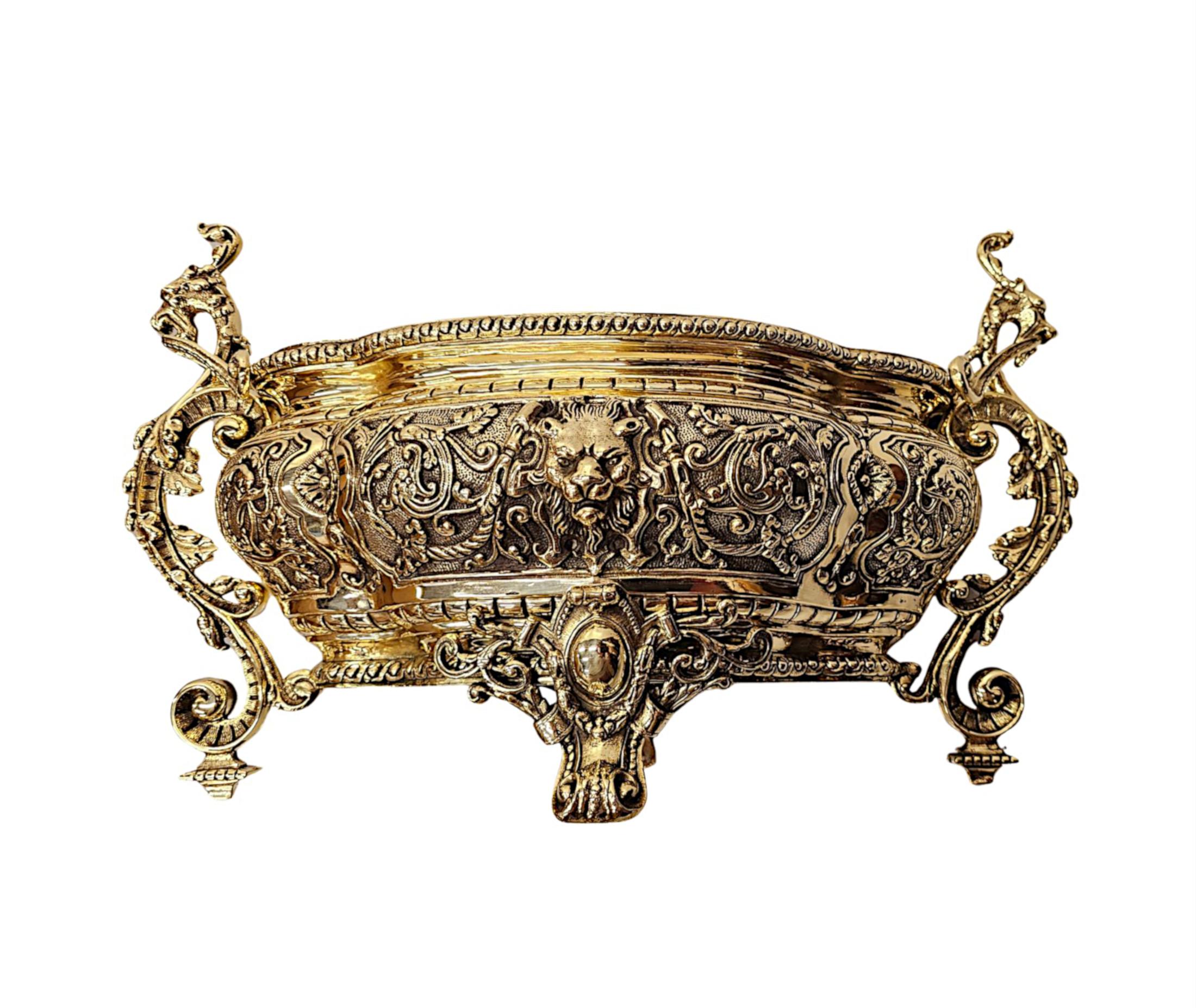 XIXe siècle 19th Century Polished Brass Jardiniere or Planter en vente