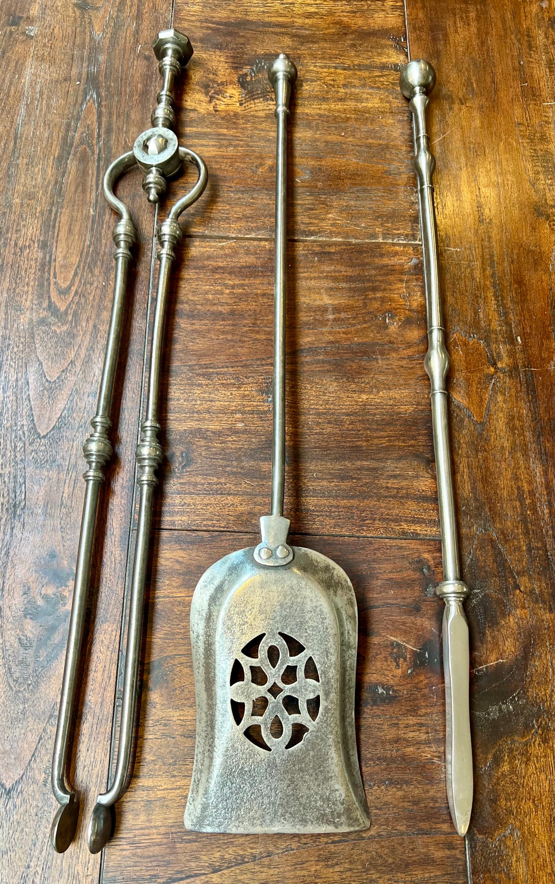 Strumenti da fuoco in ghisa lucidata del XIX secolo Andirons.
Un set di 3 attrezzi da fuoco di epoca tardo-georgiana, di produzione inglese. 
Include attizzatoio, pala e pinze. 

Dimensioni:
Altezza: 28. 1/2
