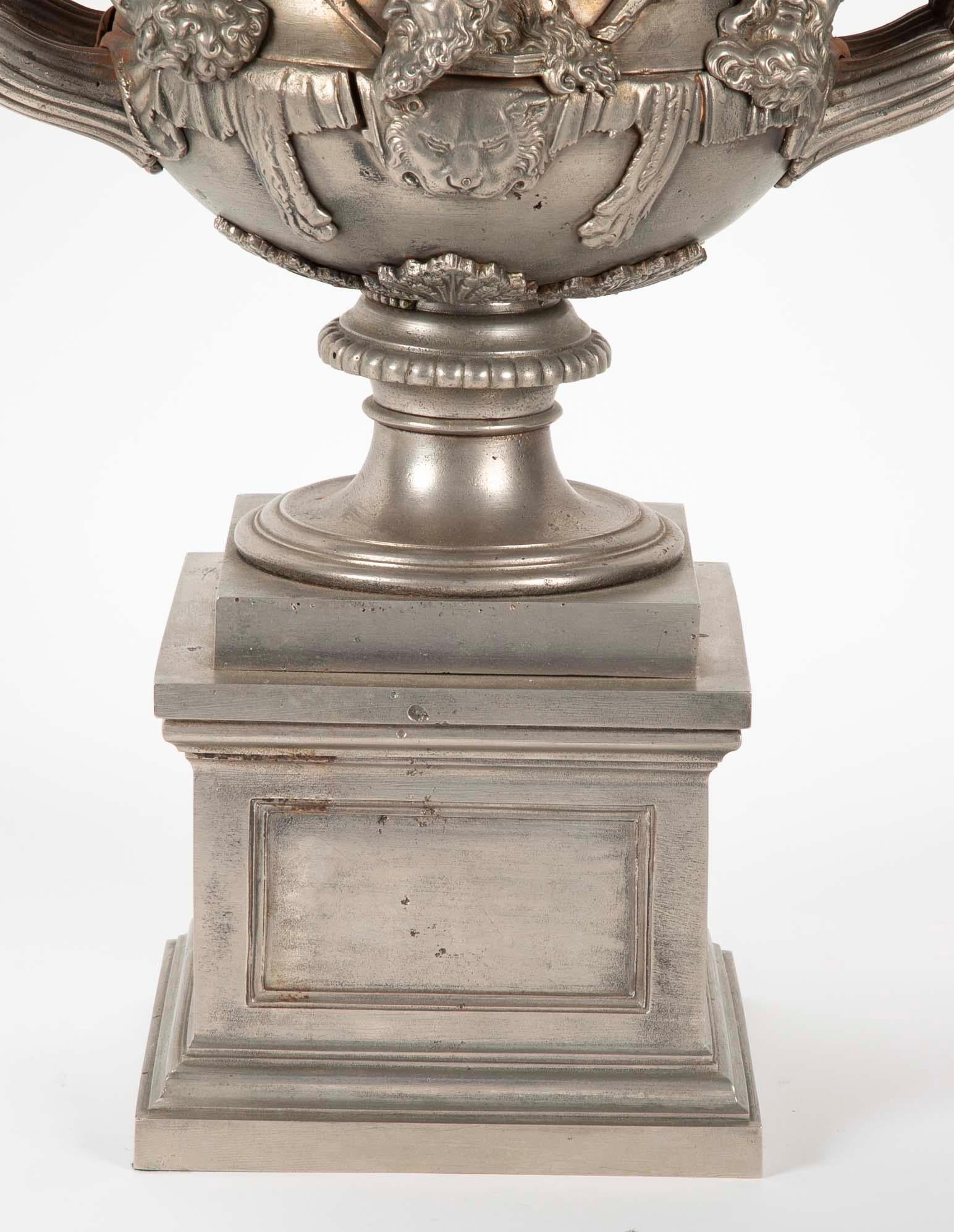 Englische Warwick-Vase aus poliertem Stahl aus dem 19. Jahrhundert (Regency) im Angebot
