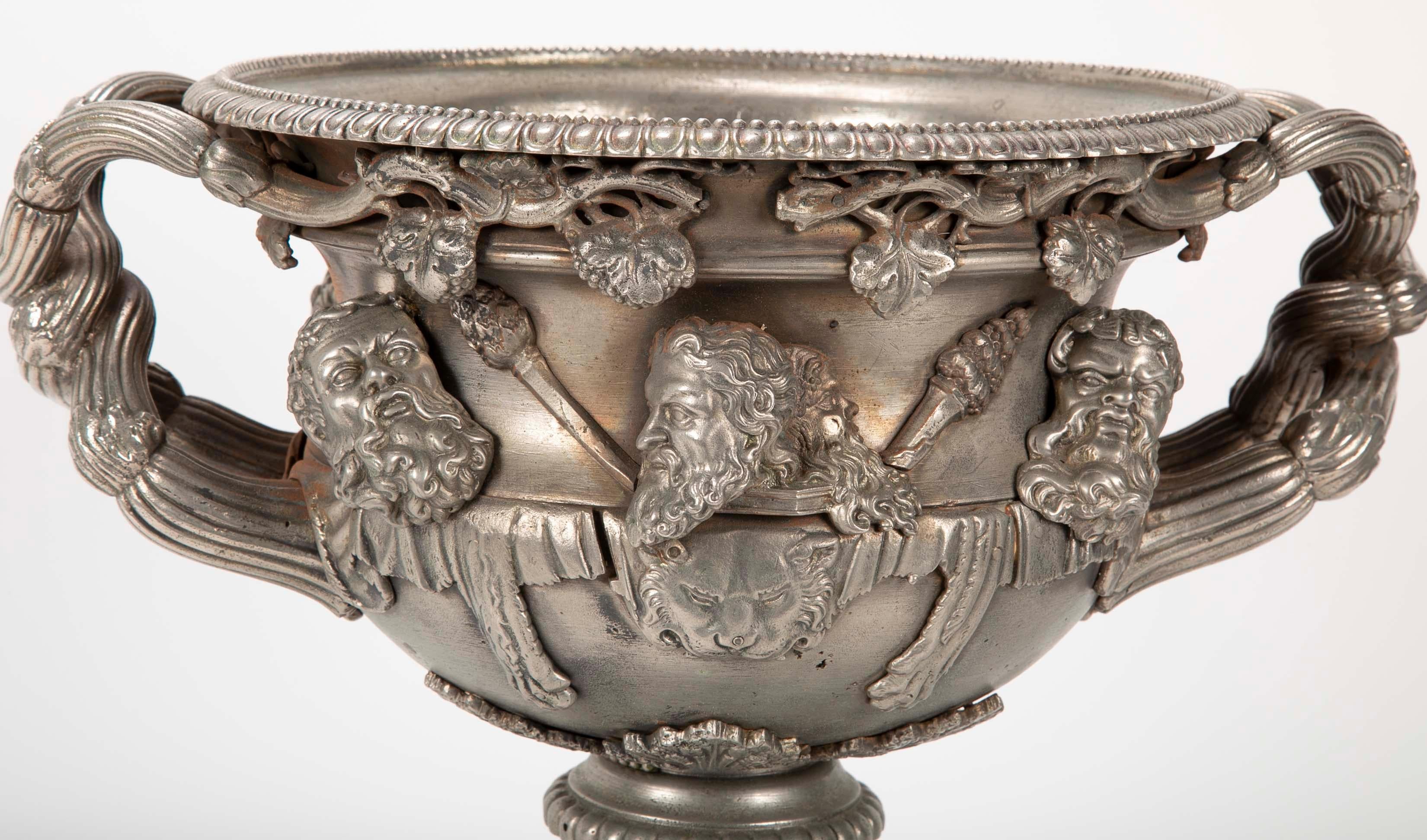 Englische Warwick-Vase aus poliertem Stahl aus dem 19. Jahrhundert im Zustand „Gut“ im Angebot in Stamford, CT