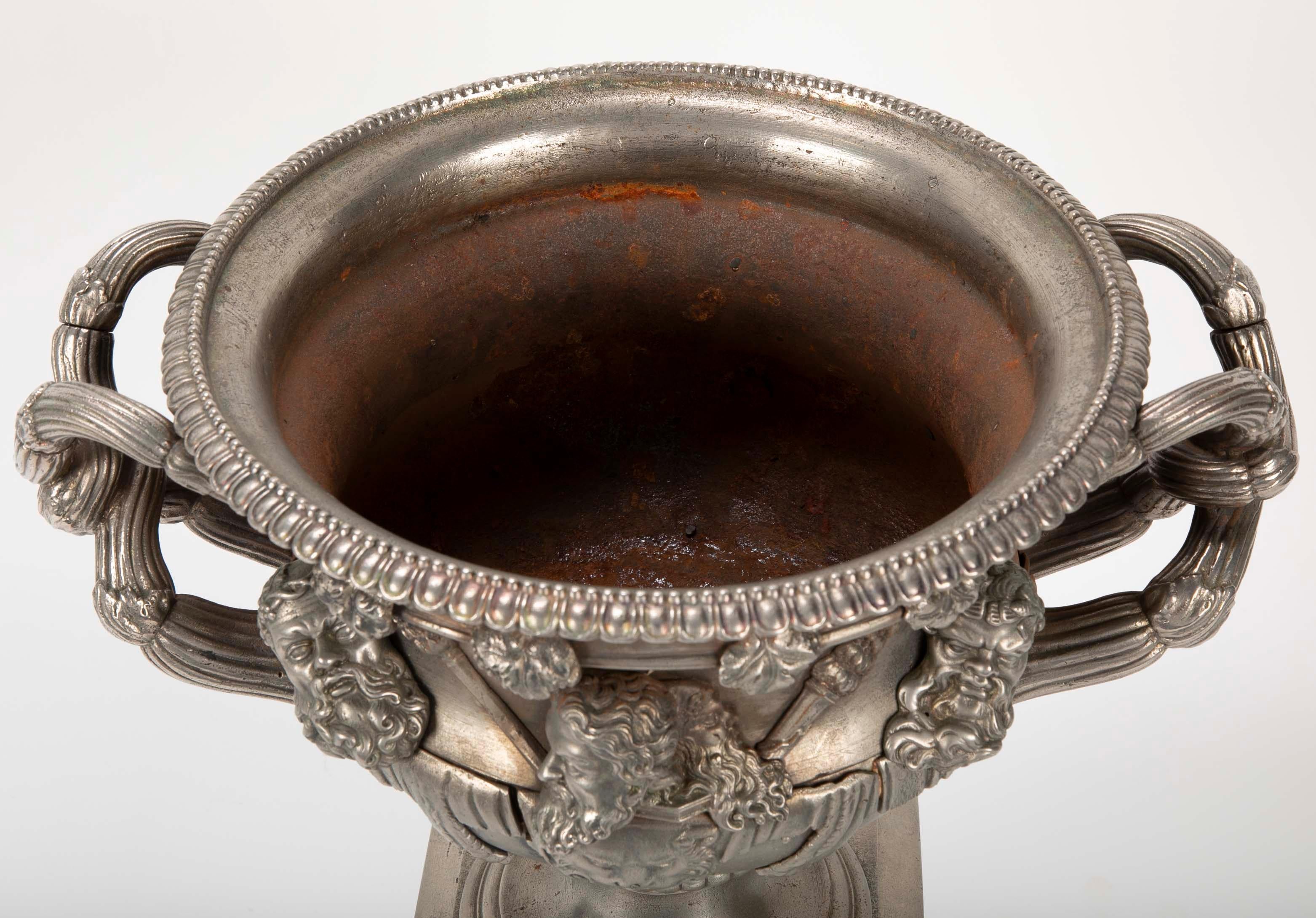 Englische Warwick-Vase aus poliertem Stahl aus dem 19. Jahrhundert im Angebot 1