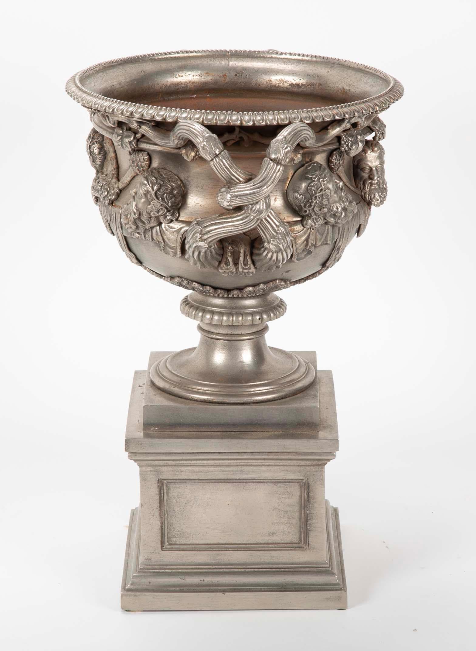 Englische Warwick-Vase aus poliertem Stahl aus dem 19. Jahrhundert im Angebot 2